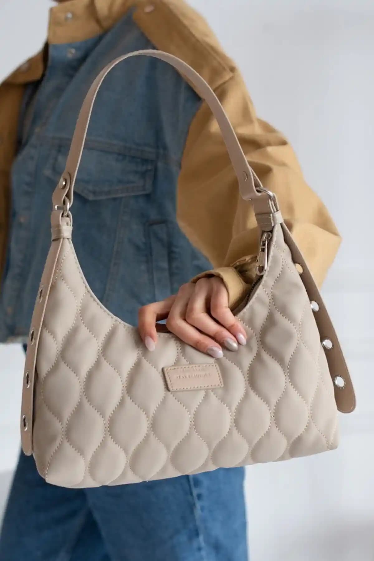 Kadın Çanta Karşılaştırması: Vizon Kapitone ve Siyah Rimense Modelleri