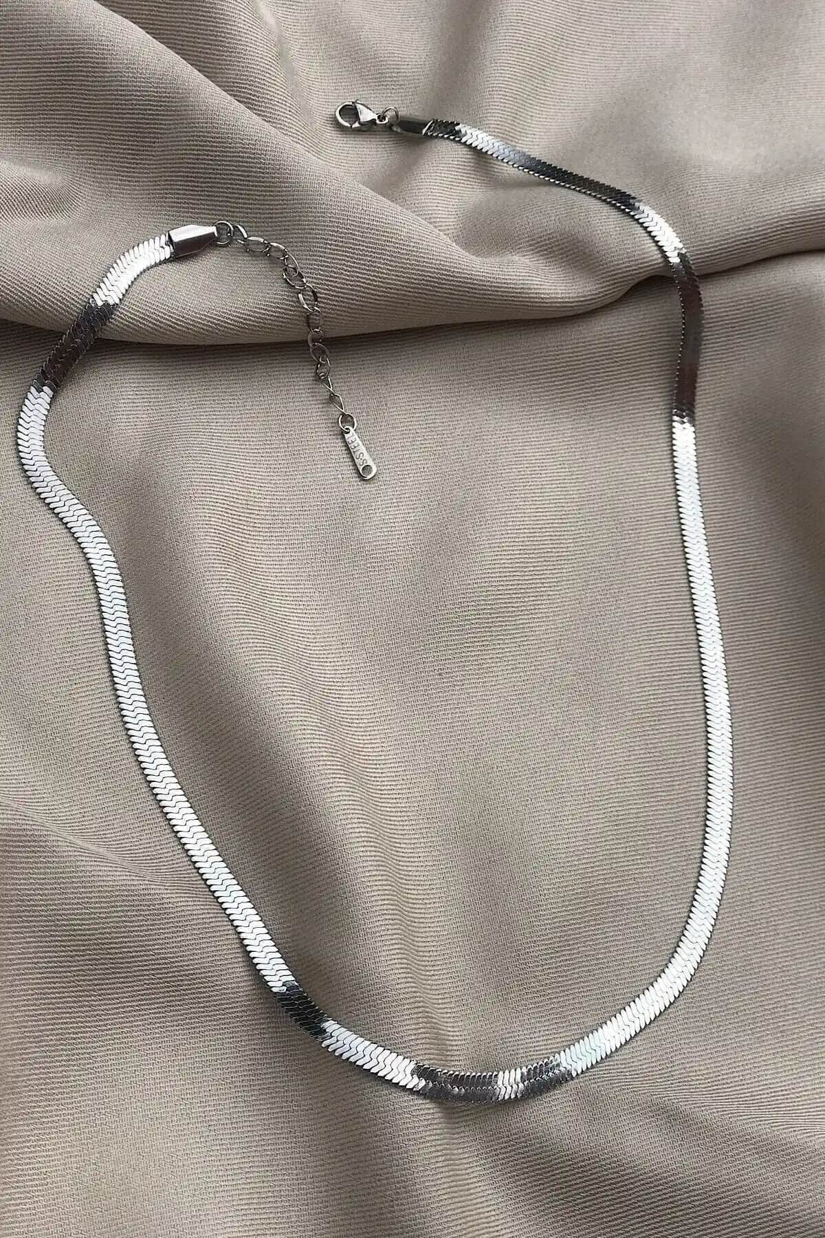 Kadın Gümüş Zincir Kolye Karşılaştırması: Genel Markalar ve Jenny Daphne Modelleri