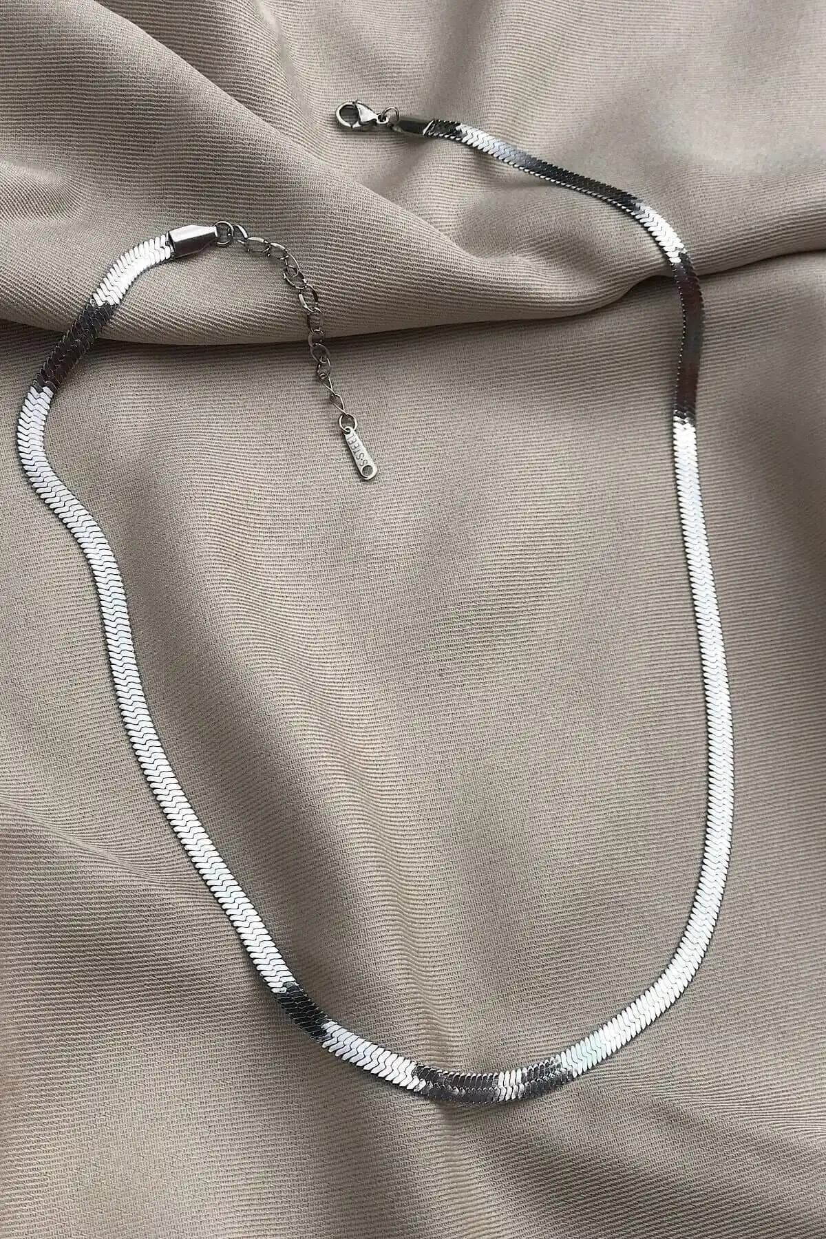 Kadın Gümüş Zincir Kolye Karşılaştırması: Genel Markalar ve Jenny Daphne Modelleri