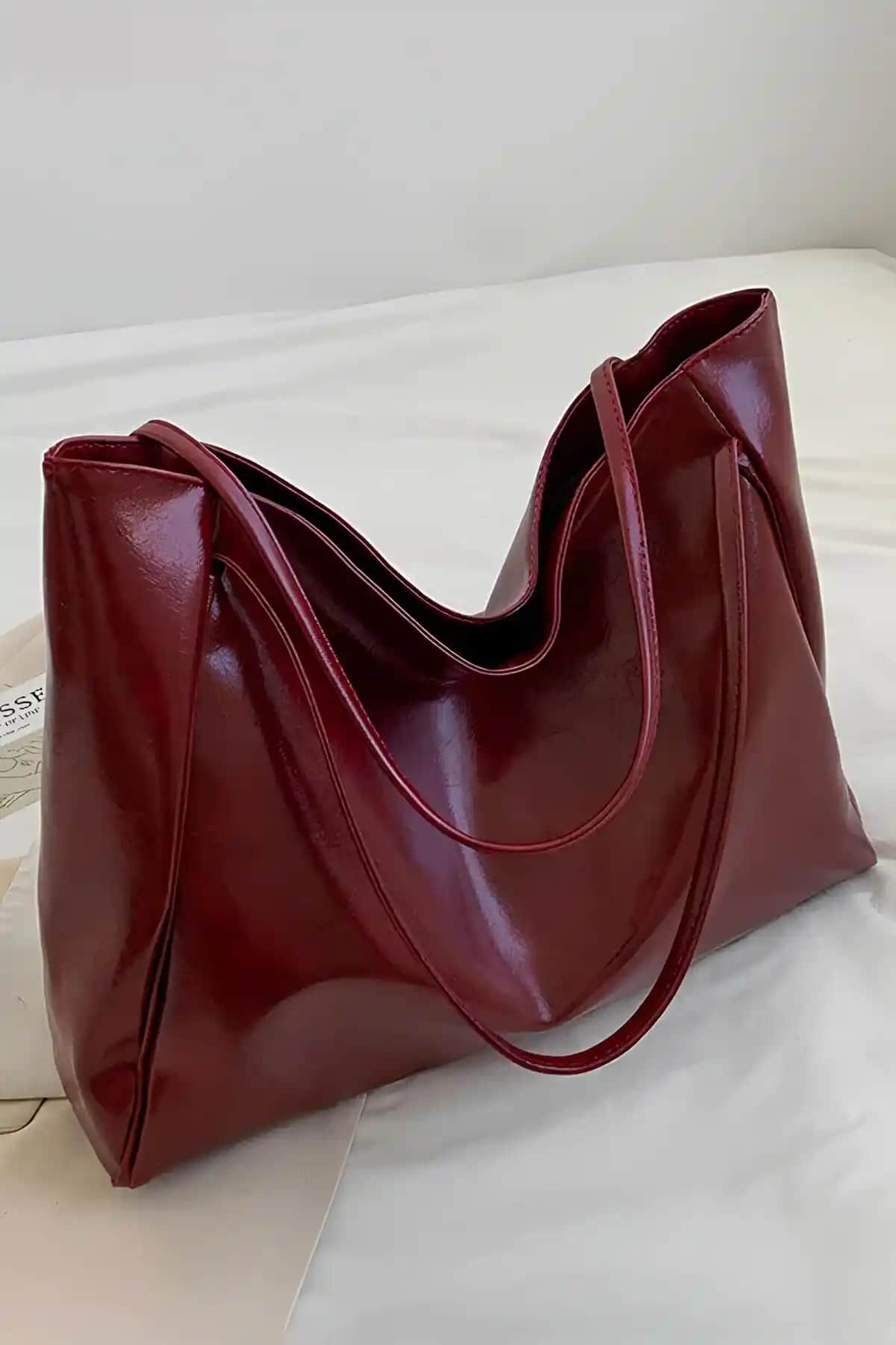 Kadın Günlük Kullanım İçin Suni Deri ve Retro Bordo Çanta Karşılaştırması