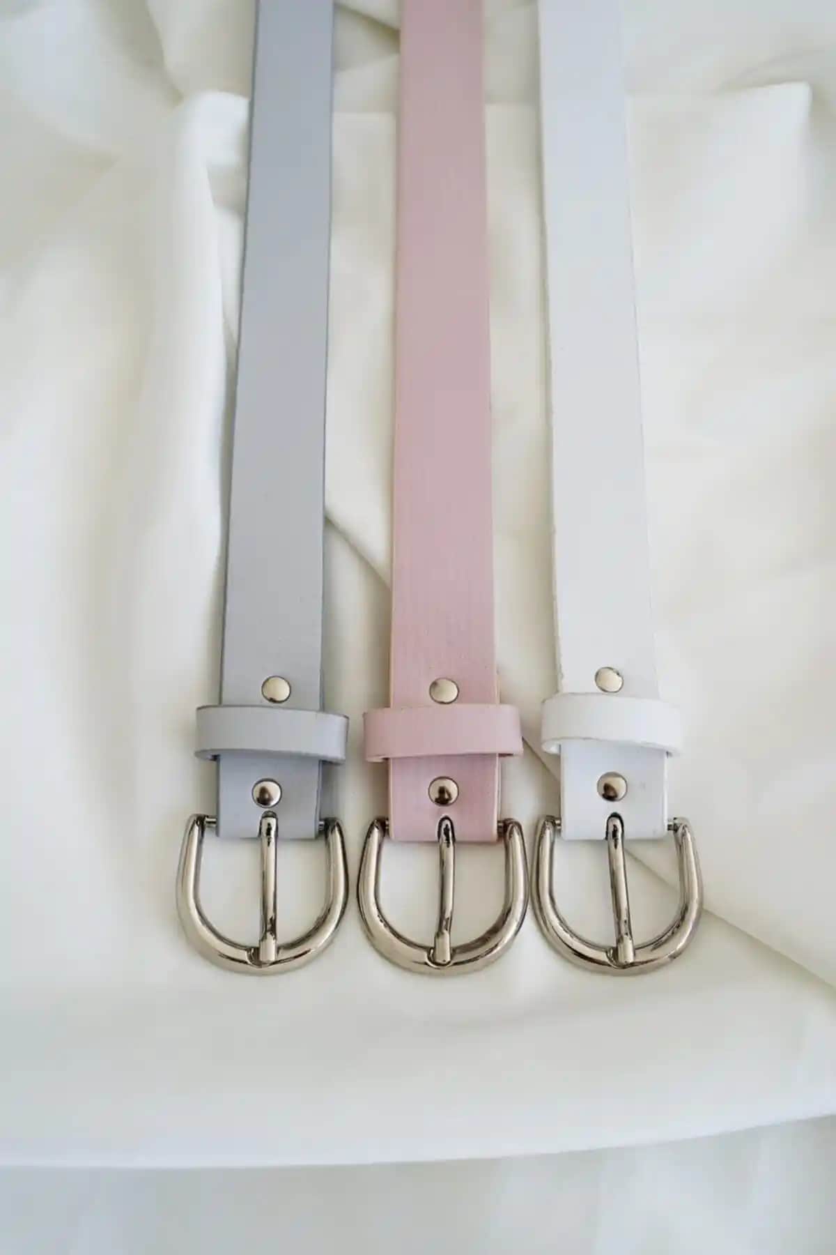 Kadın Kemerleri Karşılaştırması: Pembe Detaylı ve Gold Tokalı Setler