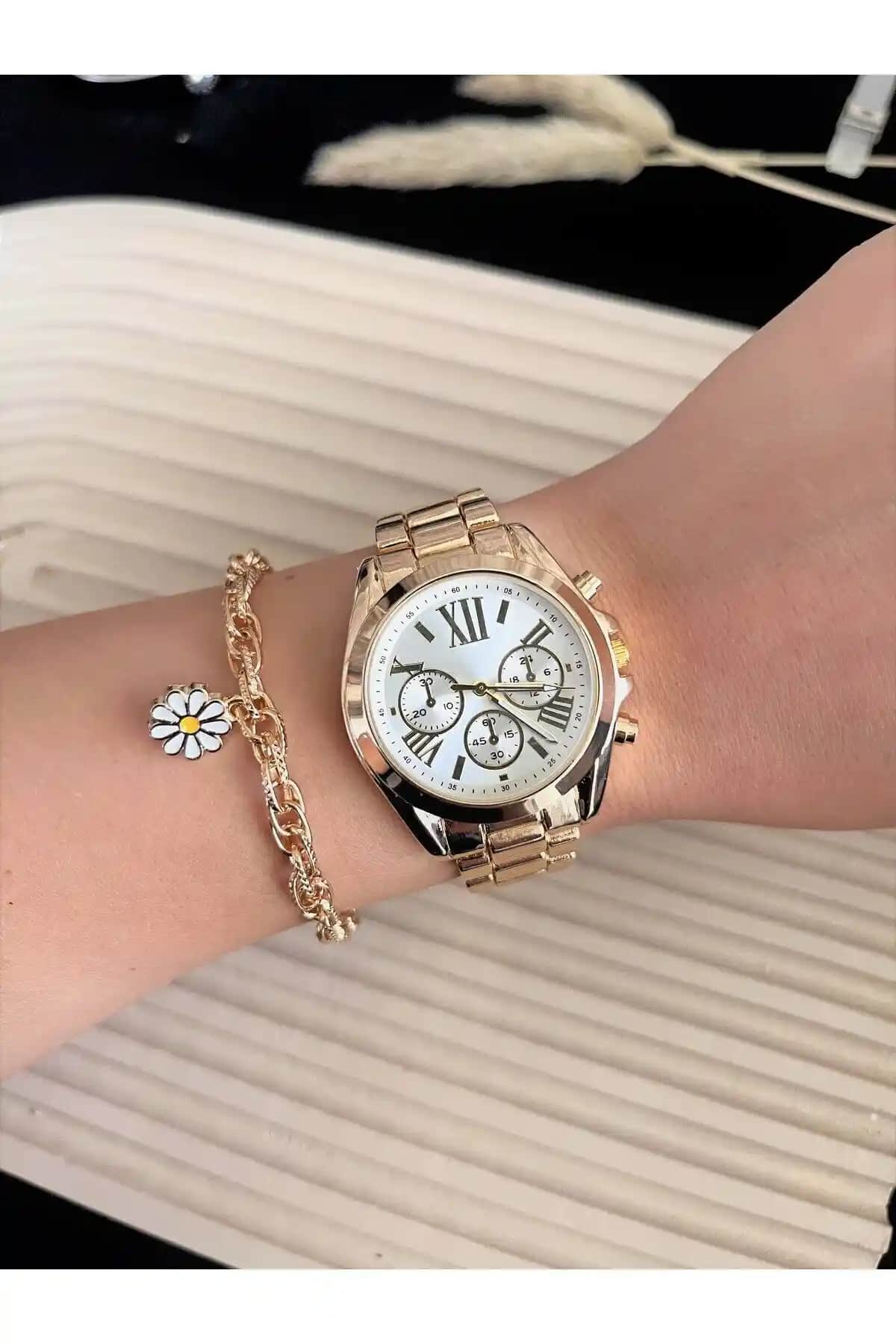 Kadın Kol Saatleri Karşılaştırması: Clup Polo ve OQQO Roma Rakamlı Modellerin Özellikleri