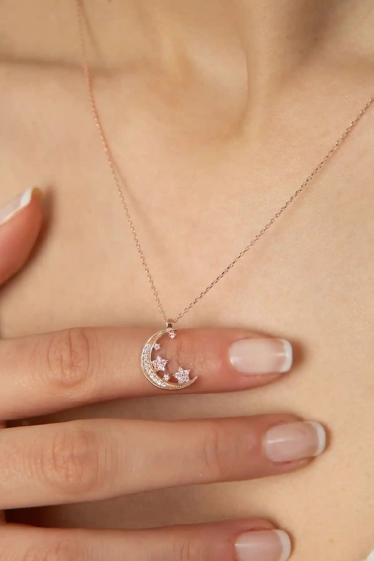 Kadın Kolye Karşılaştırması: Elika Silver ve NEREZE Tasarımları ve Özellikleri