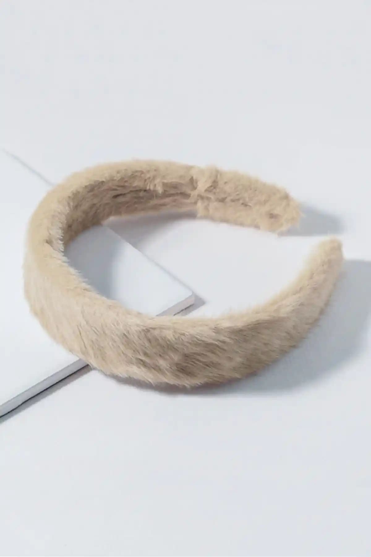 Kadın Peluş Taç Setleri Karşılaştırması: Bej Teddy ve Pembe Peluş Tasarımlar