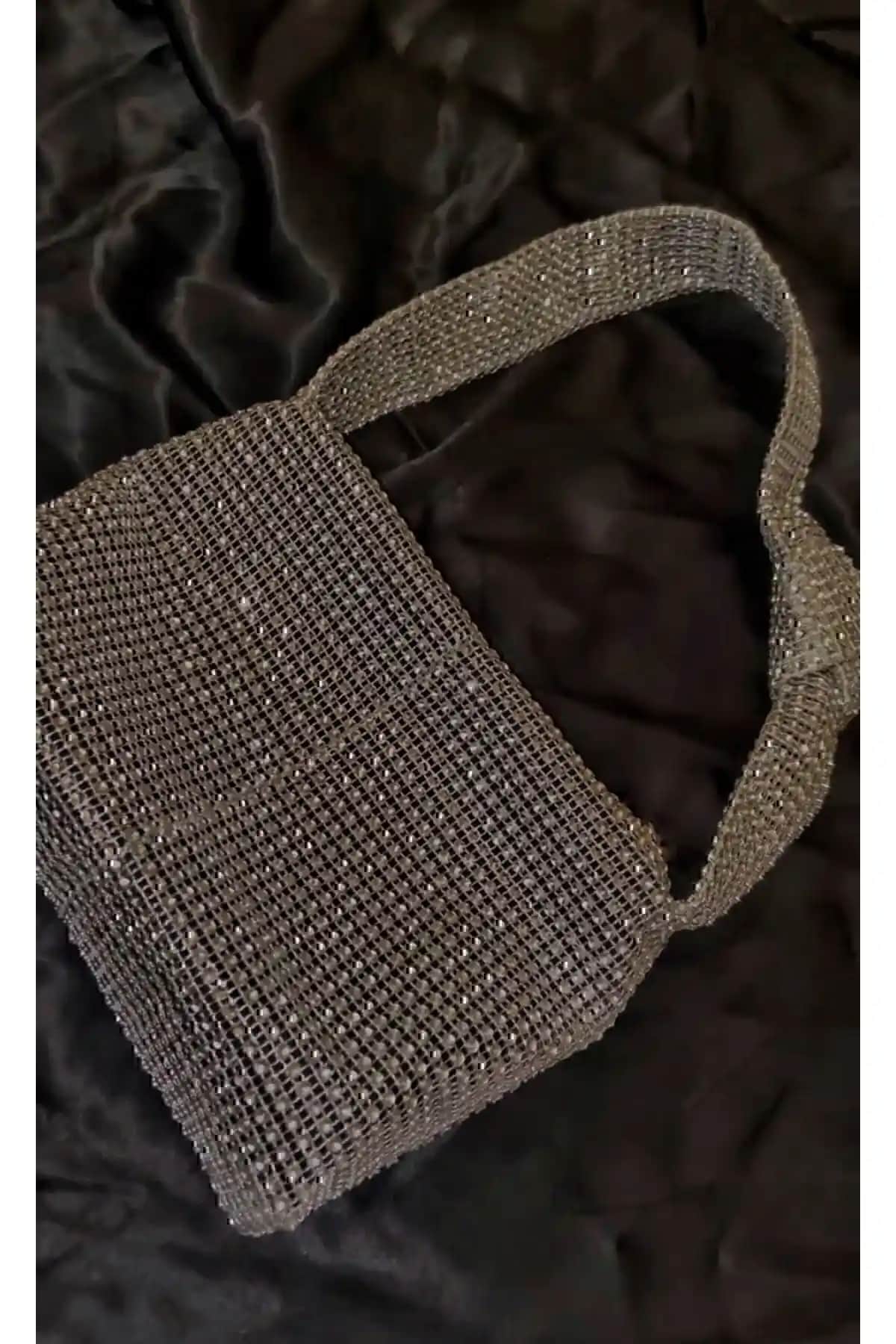 Kadın Şık Çanta Karşılaştırması: Taşlı ve Simli Tasarımlar Hakkında Detaylı İnceleme