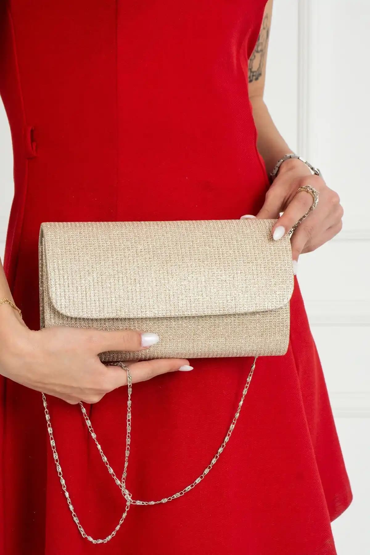 Kadın Şık Çanta Seçenekleri: Abiye ve Zincir Askılı Modellerin Karşılaştırması