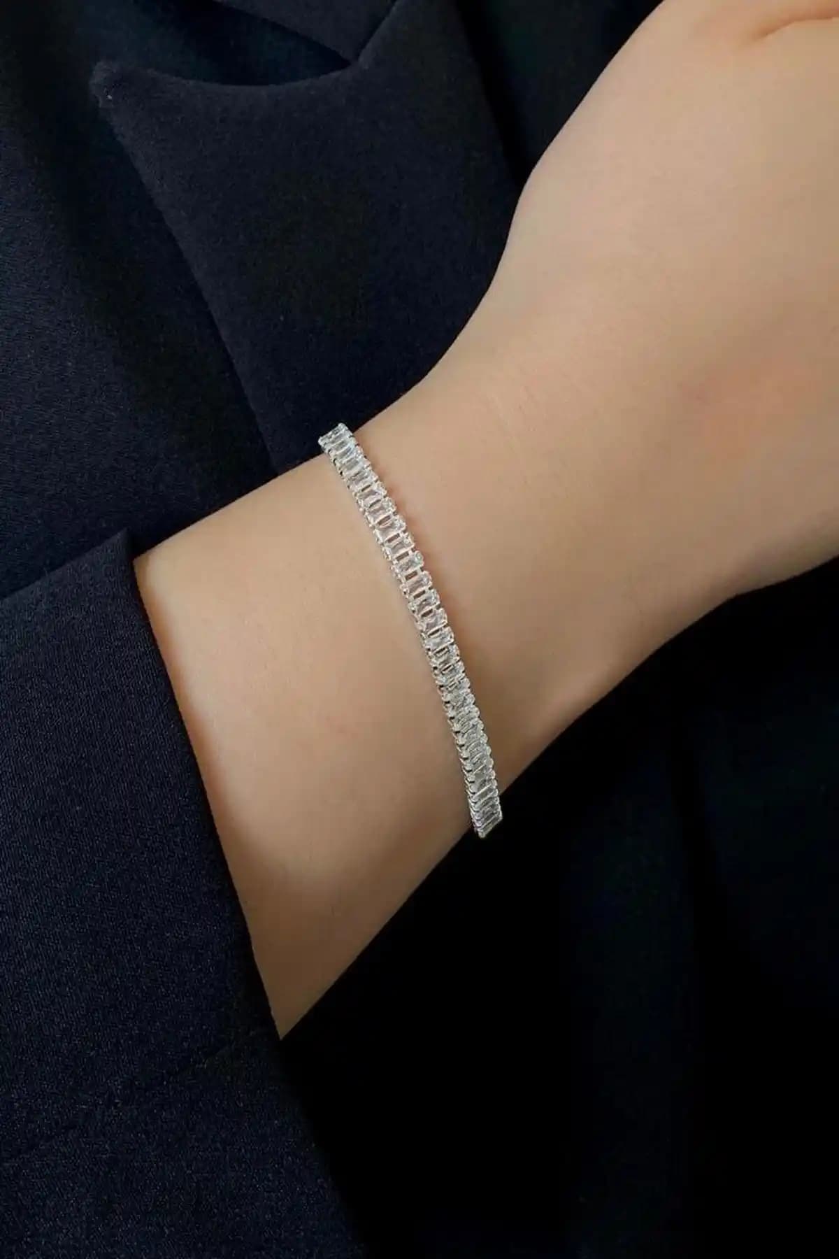 Kadın Zarif Bileklikler Karşılaştırması: İnce Baget ve Mekik Taş Modelleri