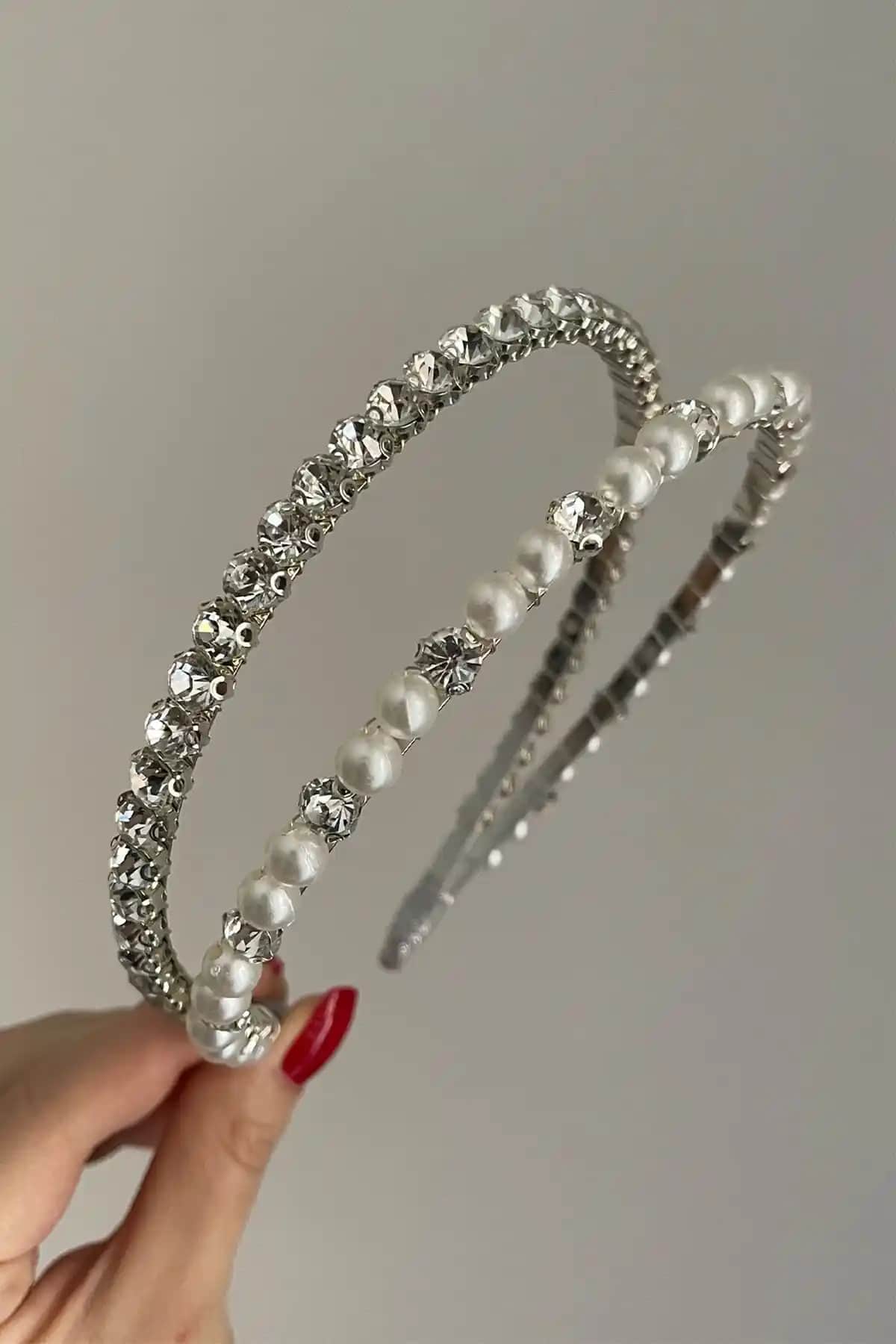 Kadınlar İçin Zarif Gelin ve Moda Tacı Karşılaştırması