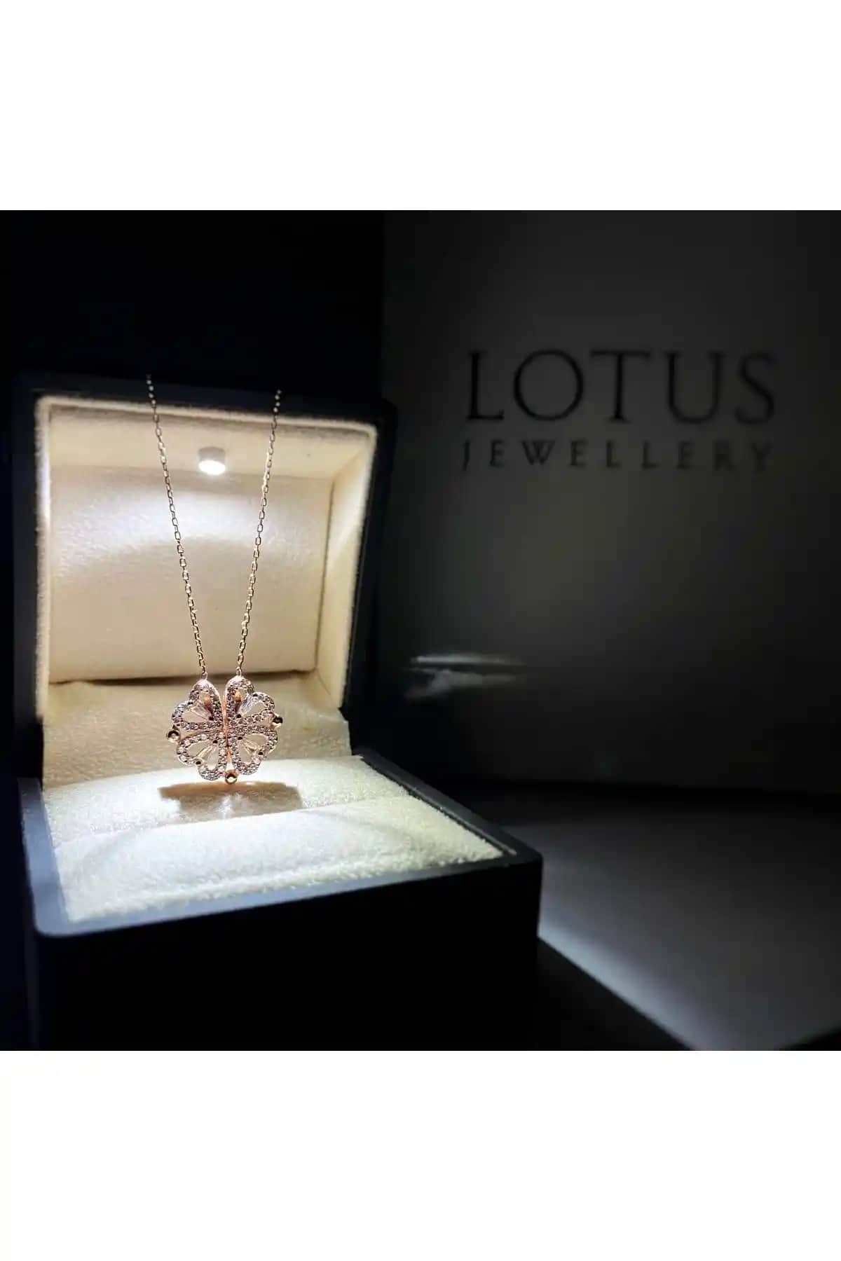 Karşılaştırma: Lotus JW Işıklı Gümüş Kolye ve Silvano Jewelry Lotus Çiçeği Kolye