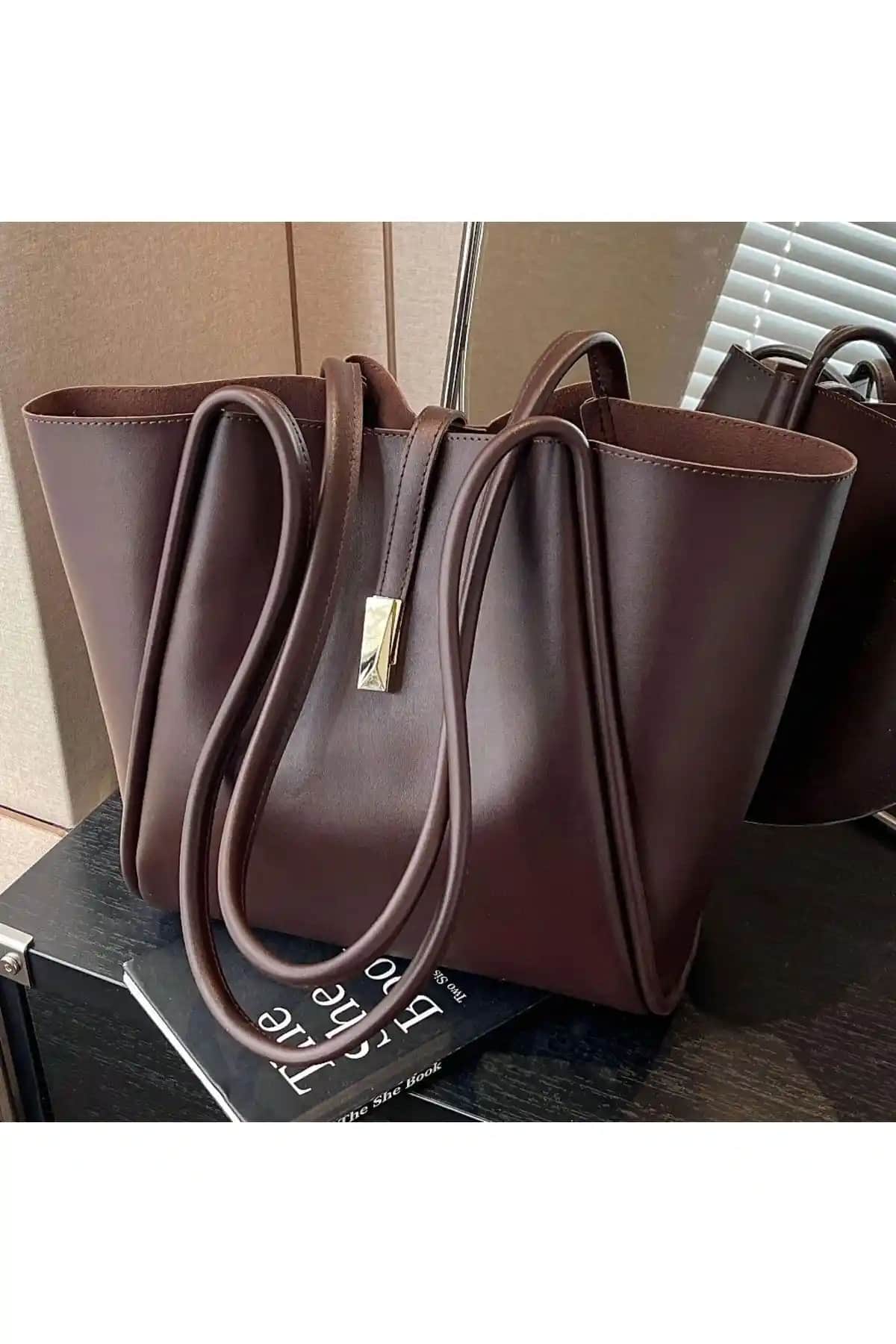 Katusa Kadın Omuz Çantaları Karşılaştırması: Kahverengi ve Siyah Modellerin Özellikleri