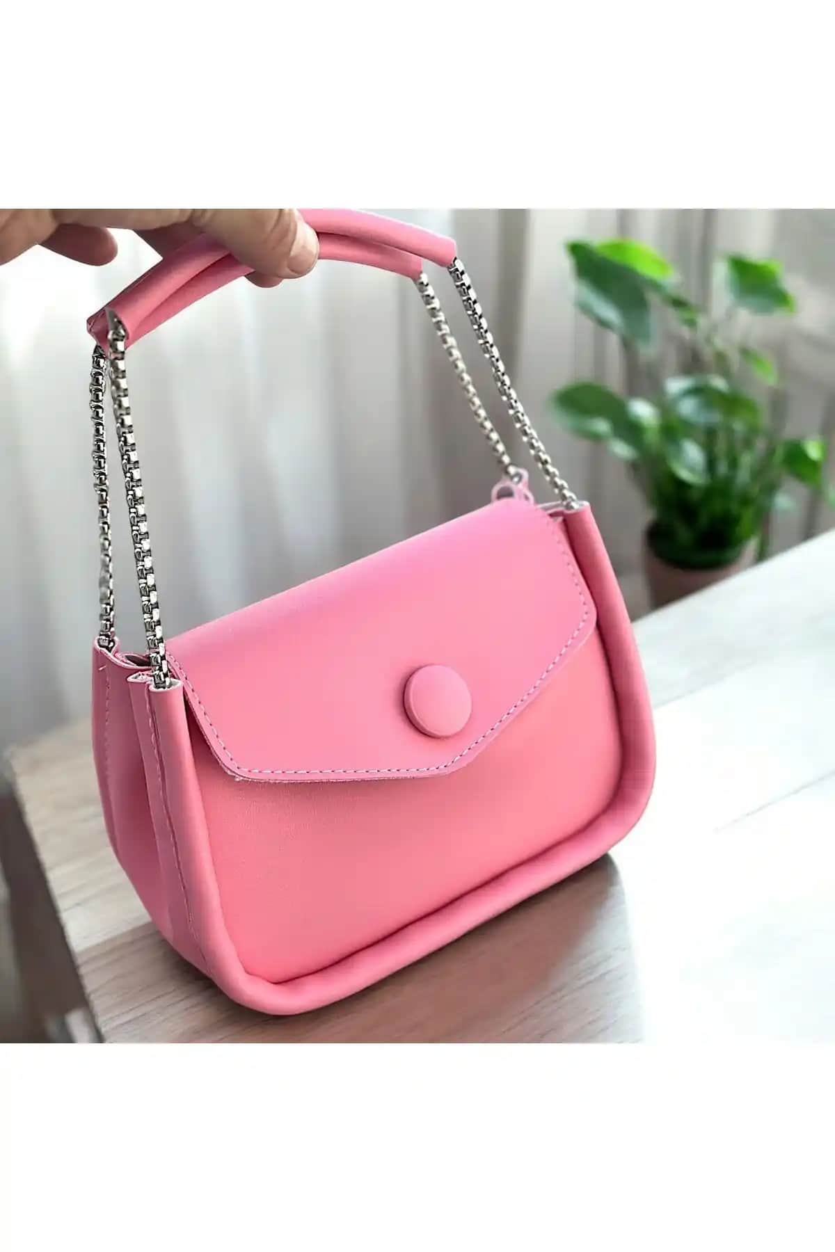Katusa Pembe Zincirli Baget Çanta ve Rimense Lila Fermuarlı Çanta Karşılaştırması