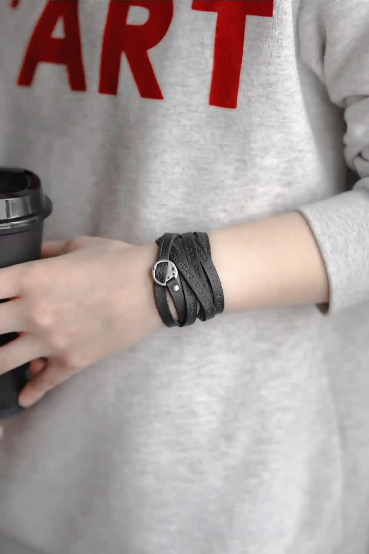 KAVIAQ Deri Bileklik ile Oldskoolbutik Zincirli Bileklik Karşılaştırması