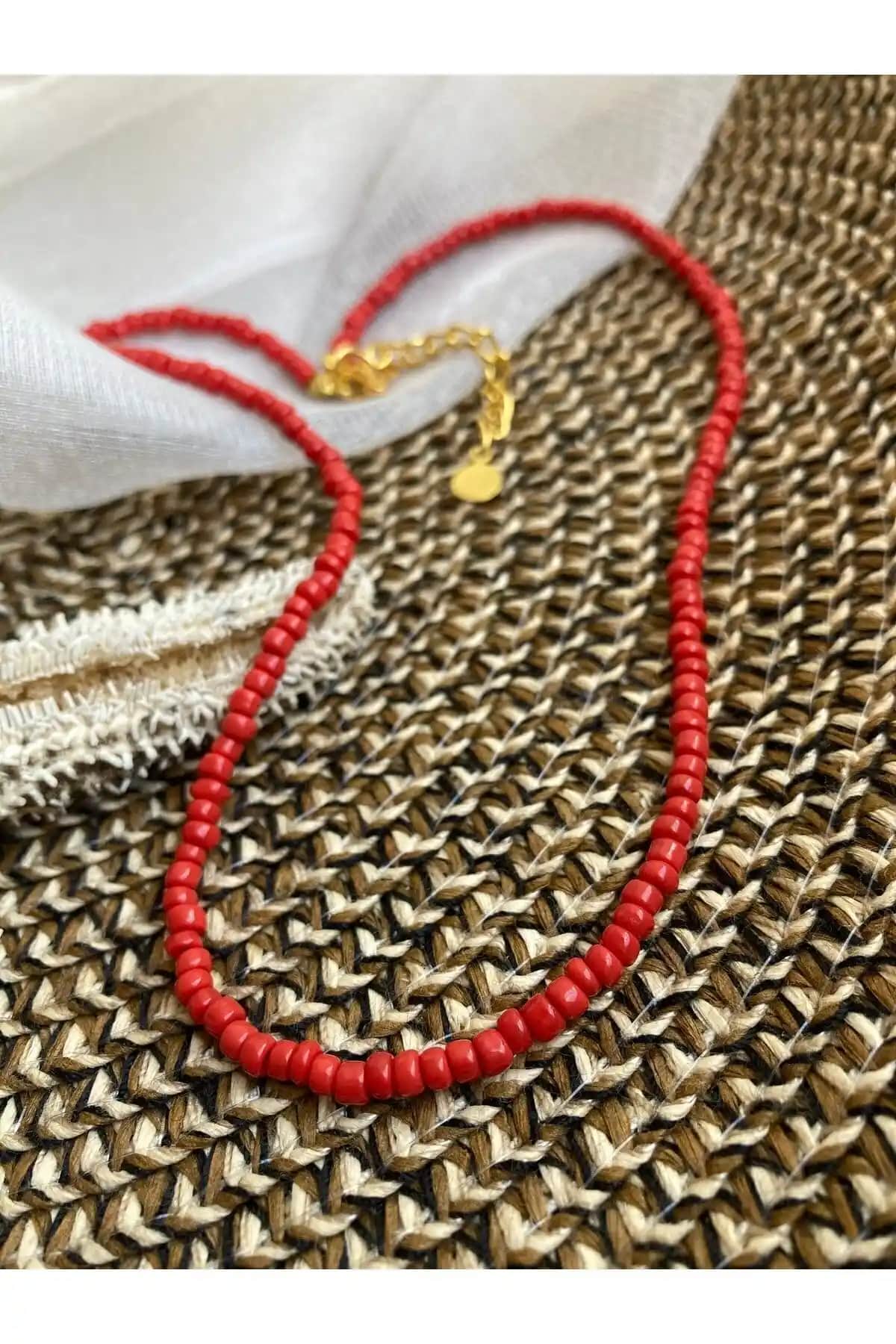 Kırmızı Boncuk Kolye Karşılaştırması: Kosovalı ve Misto Aksesuarlar