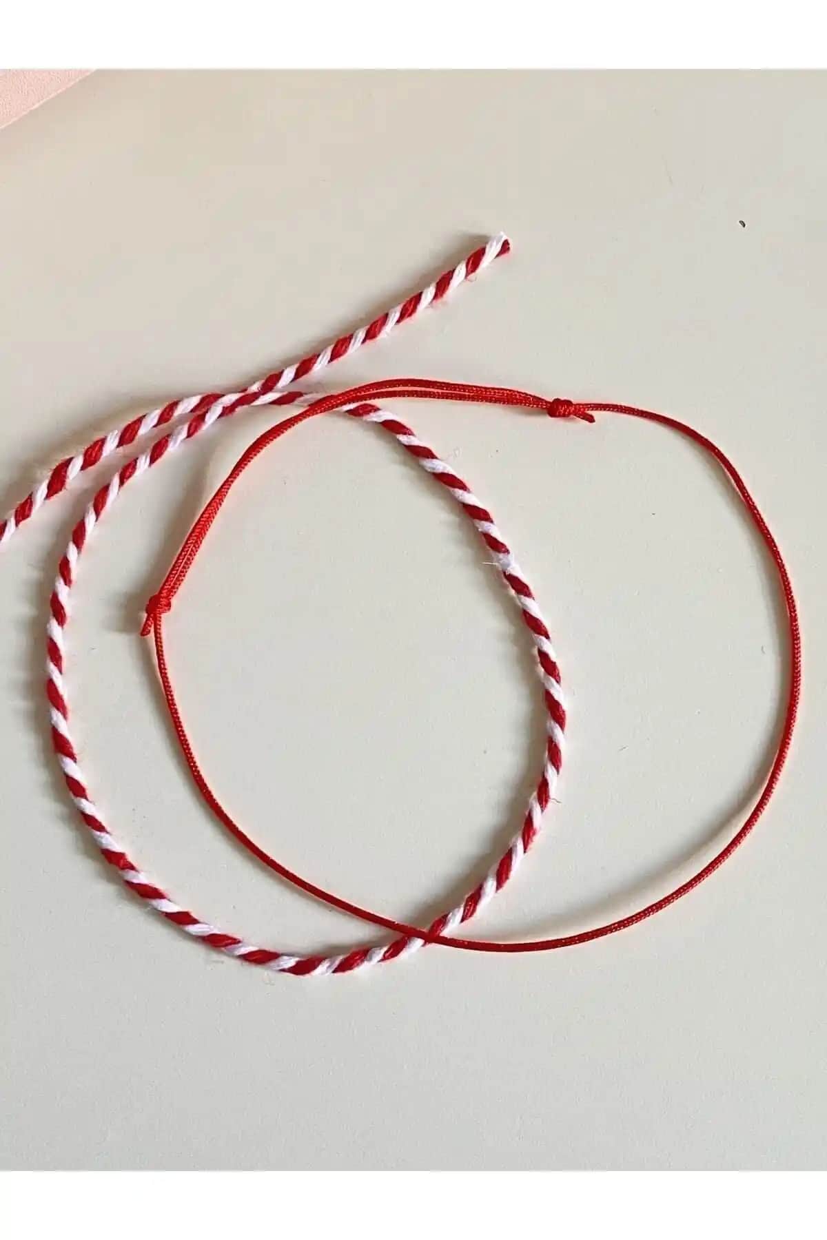 Kırmızı İp Kalpli Bileklik ve Marteniçka Seti ile Siyah İp Halhal Karşılaştırması