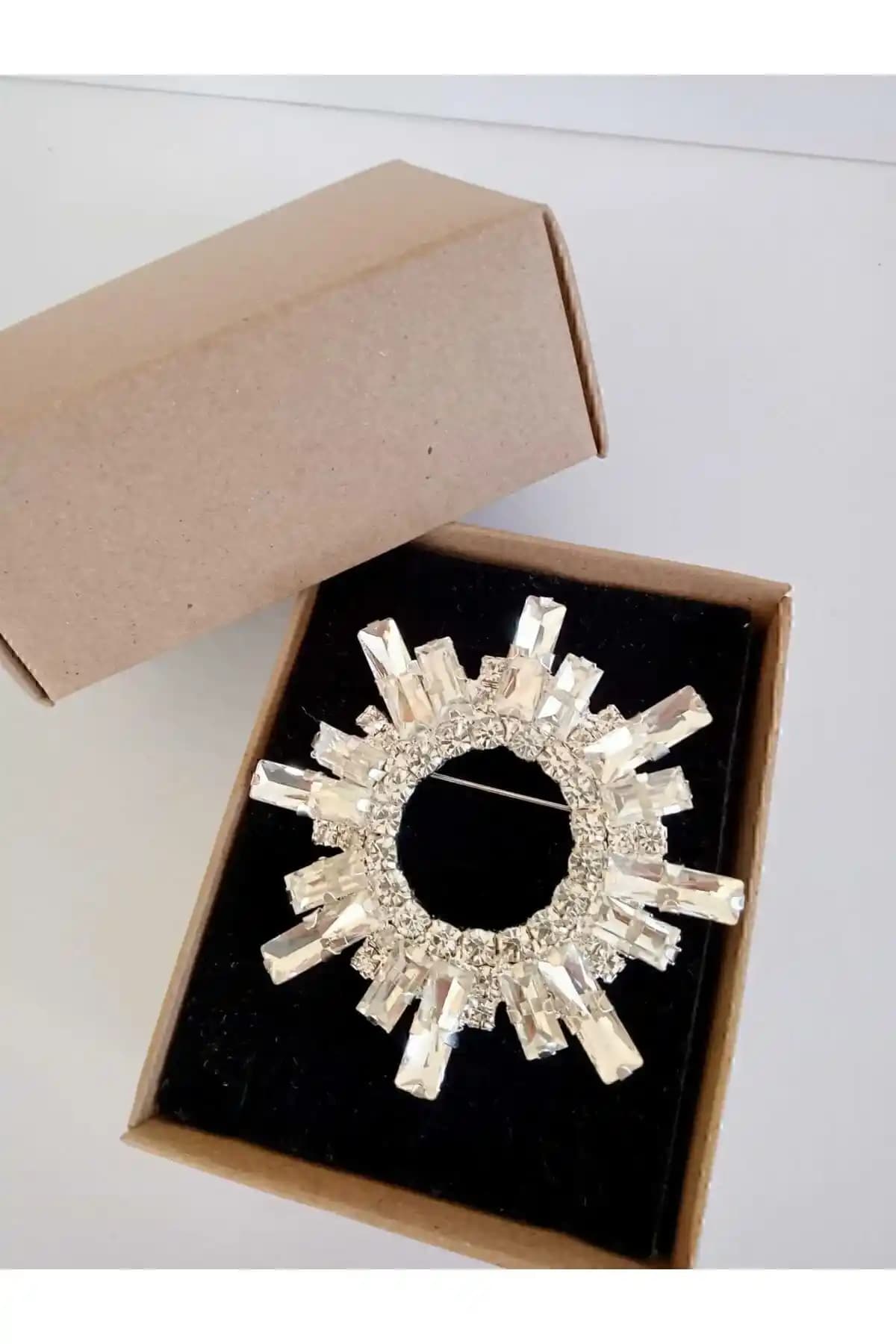 Kristal Taşlı Güneş Broş ve Tüy Şekilli Broş Karşılaştırması: Tasarım ve Kullanım Özellikleri