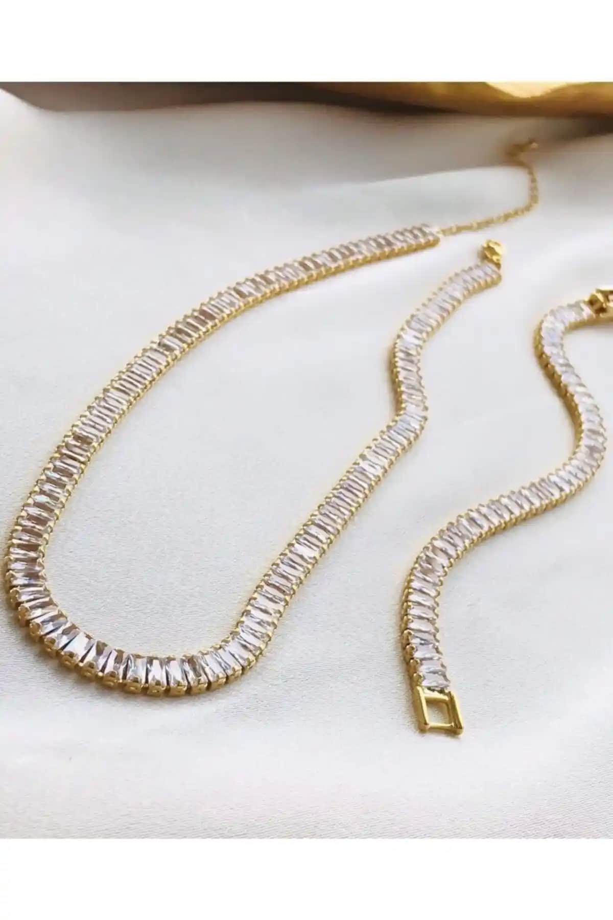 Kuyumcuaskim Altın Su Yolu Takı Seti ile Ressia Renkli Zirkon Koleksiyonunun Karşılaştırması