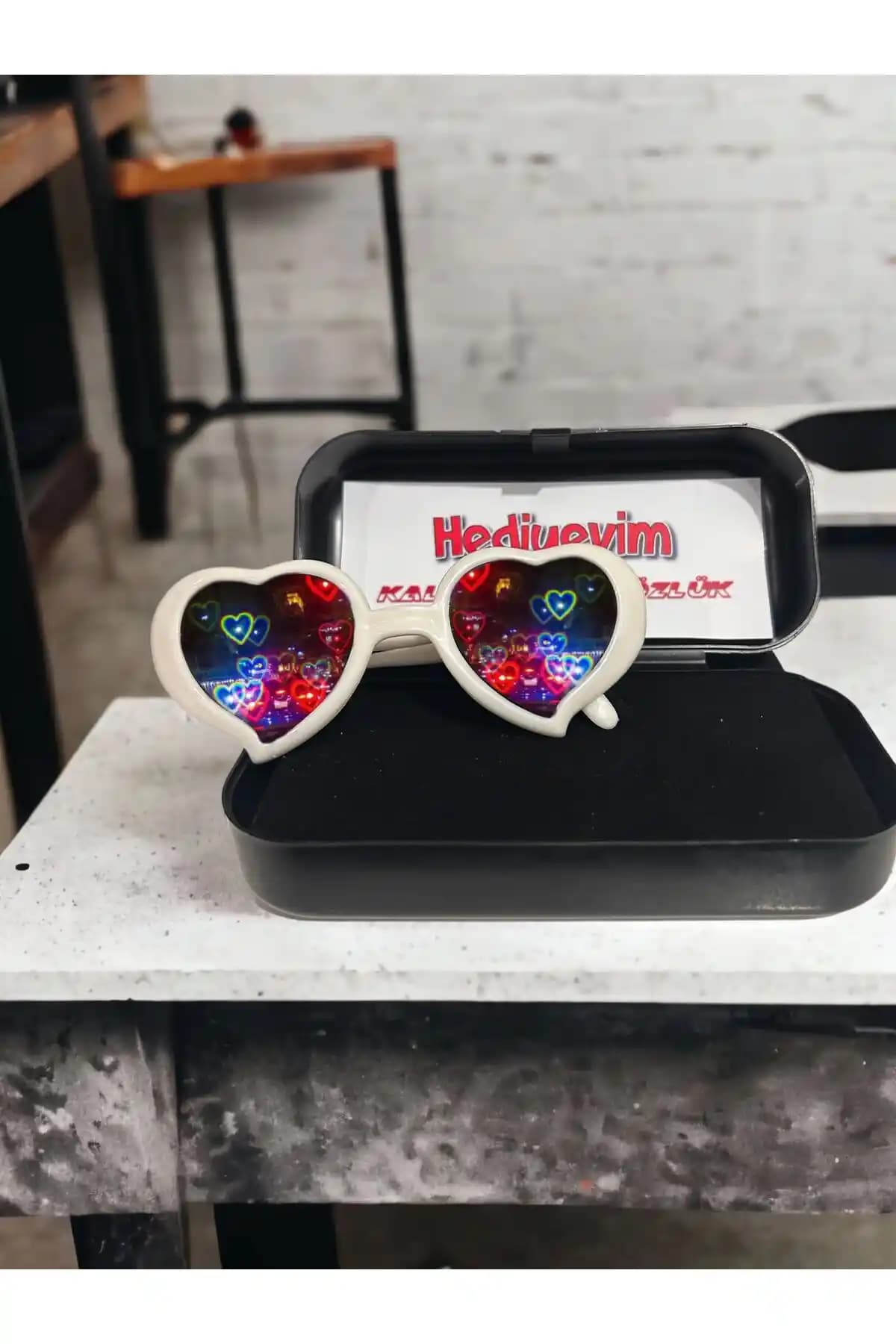 Lexi Kalp Efektli ve TomyHelf Siyah Cam Gözlükleri Karşılaştırması