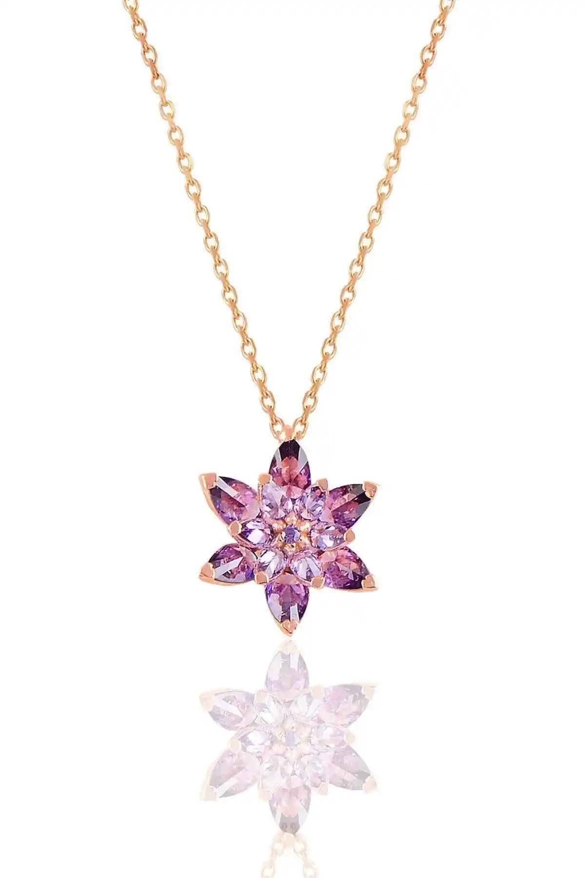 Lotus Çiçeği Temalı Kolye Karşılaştırması: Gümüş ve Altın Kaplama Modelleri