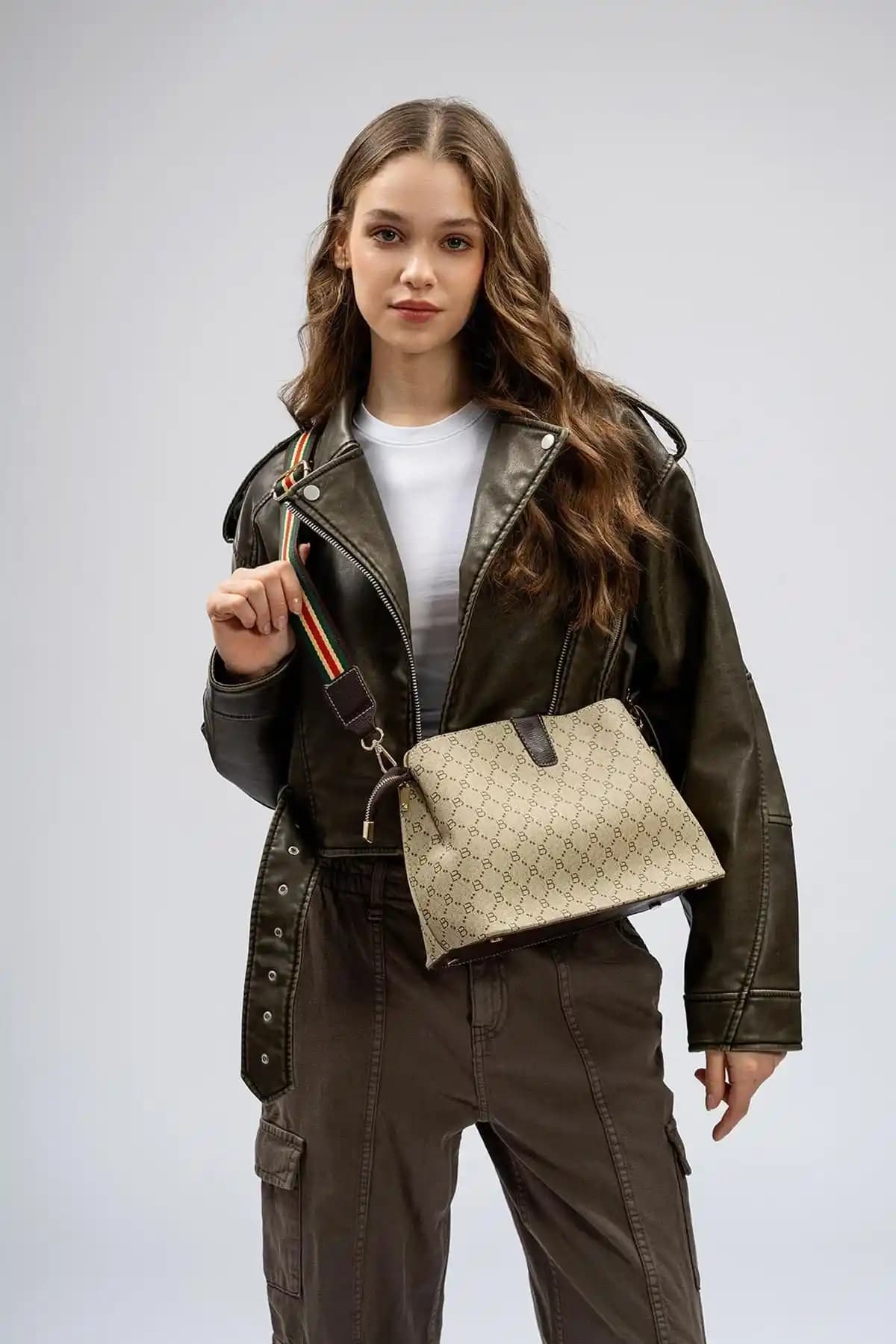 Lucky Bees Desenli ve STD İç Cüzdanlı Kadın Çantaları Karşılaştırması