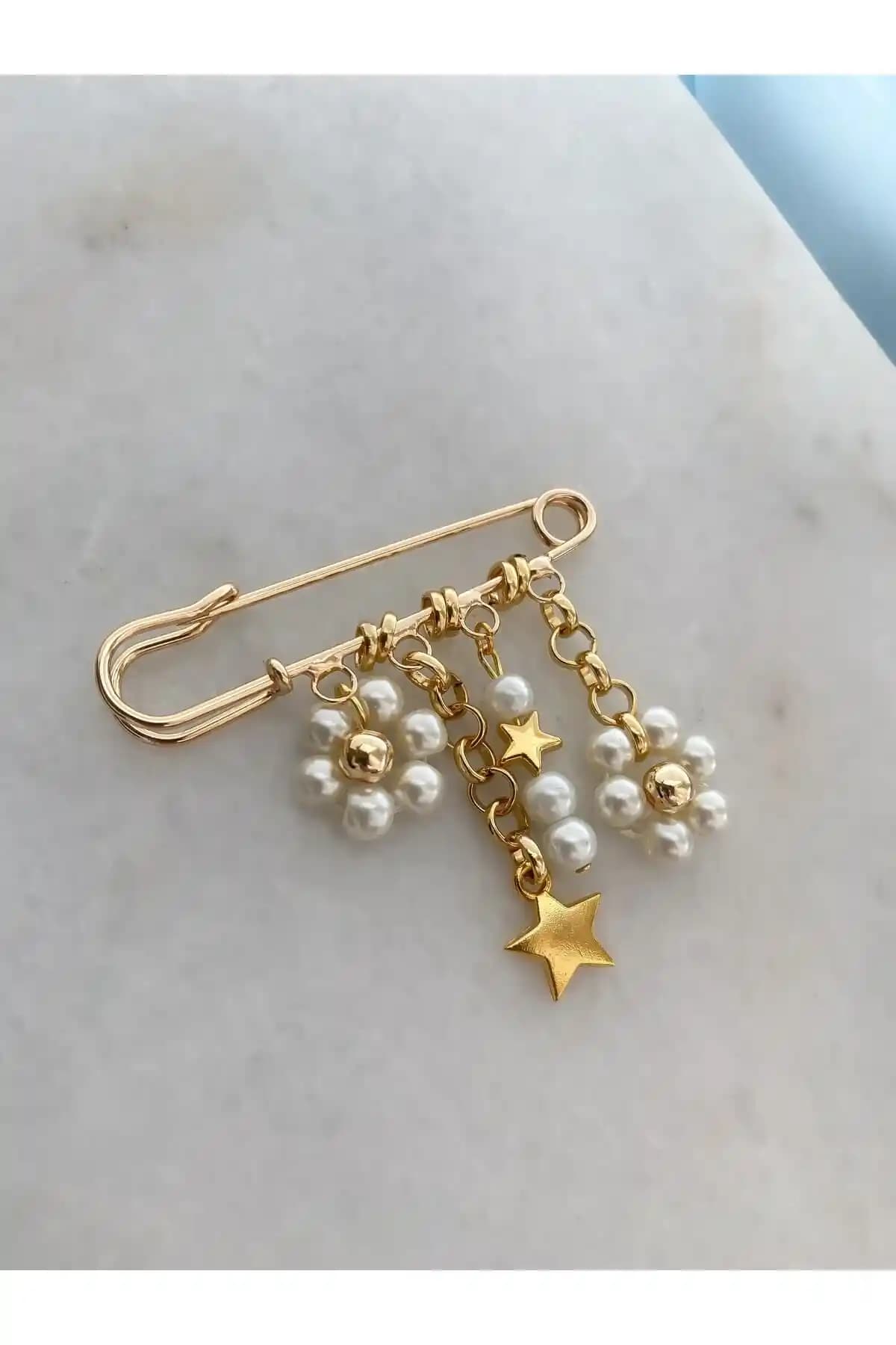 Lucky Designs Broşları Karşılaştırması: İnci Papatya ve Renkli Kristal Taşlı Modeller