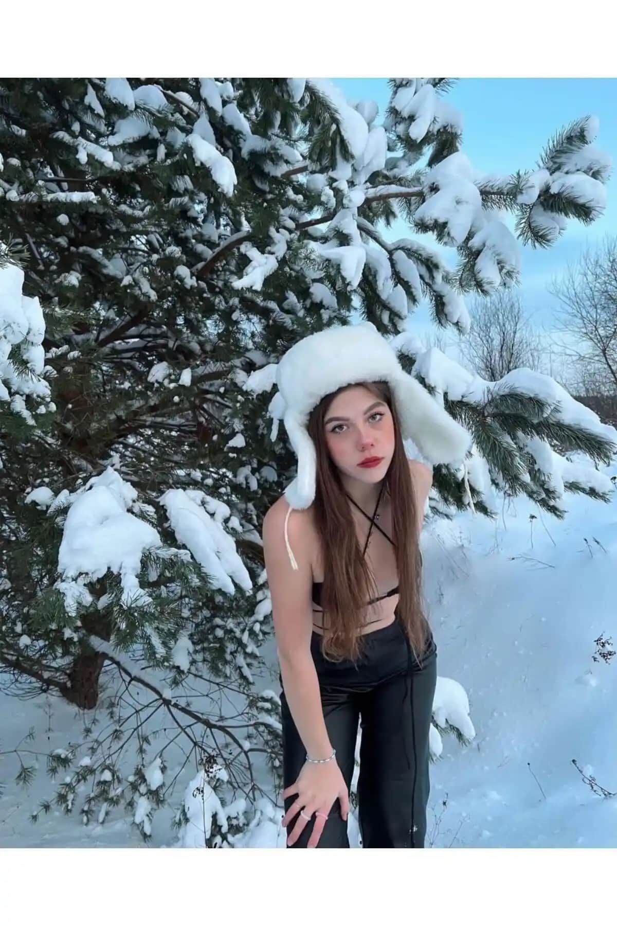 Luminos Ekru ve Siyah Ponponlu Kürklü Şapka Karşılaştırması: Stil ve Sıcaklık Analizi