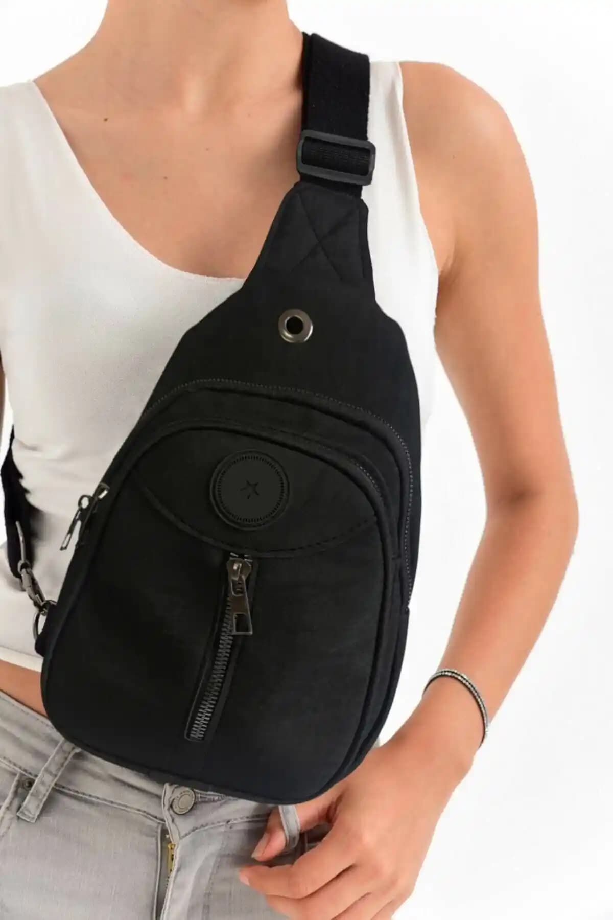 Luvenis Kadın Krinkıl Body Bag ve RELIANCE Siyah Unisex Çapraz Askılı Çanta Karşılaştırması