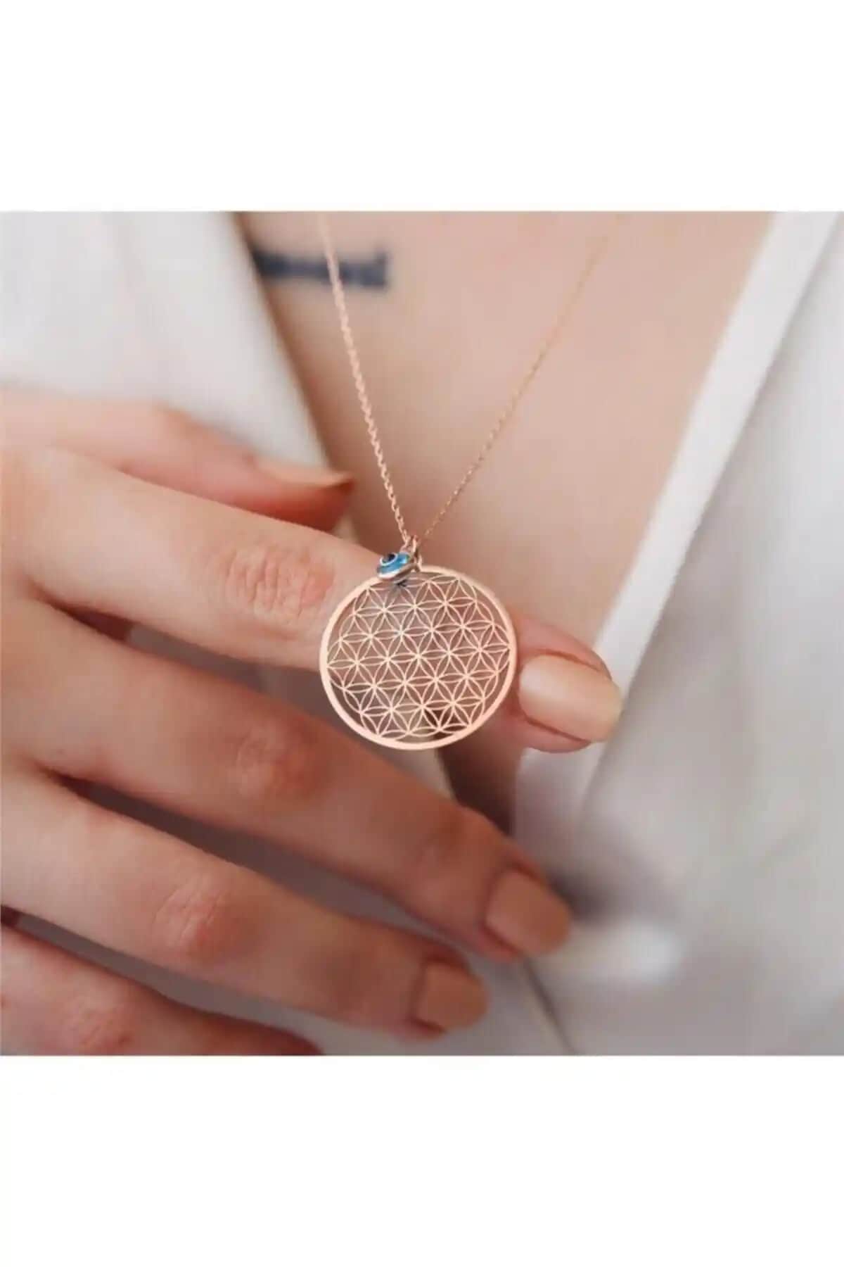 Minamis ve So Chic yaşam çiçeği kolyeleri karşılaştırması, detaylı özellikler ve kullanıcı yorumlarıyla analiz