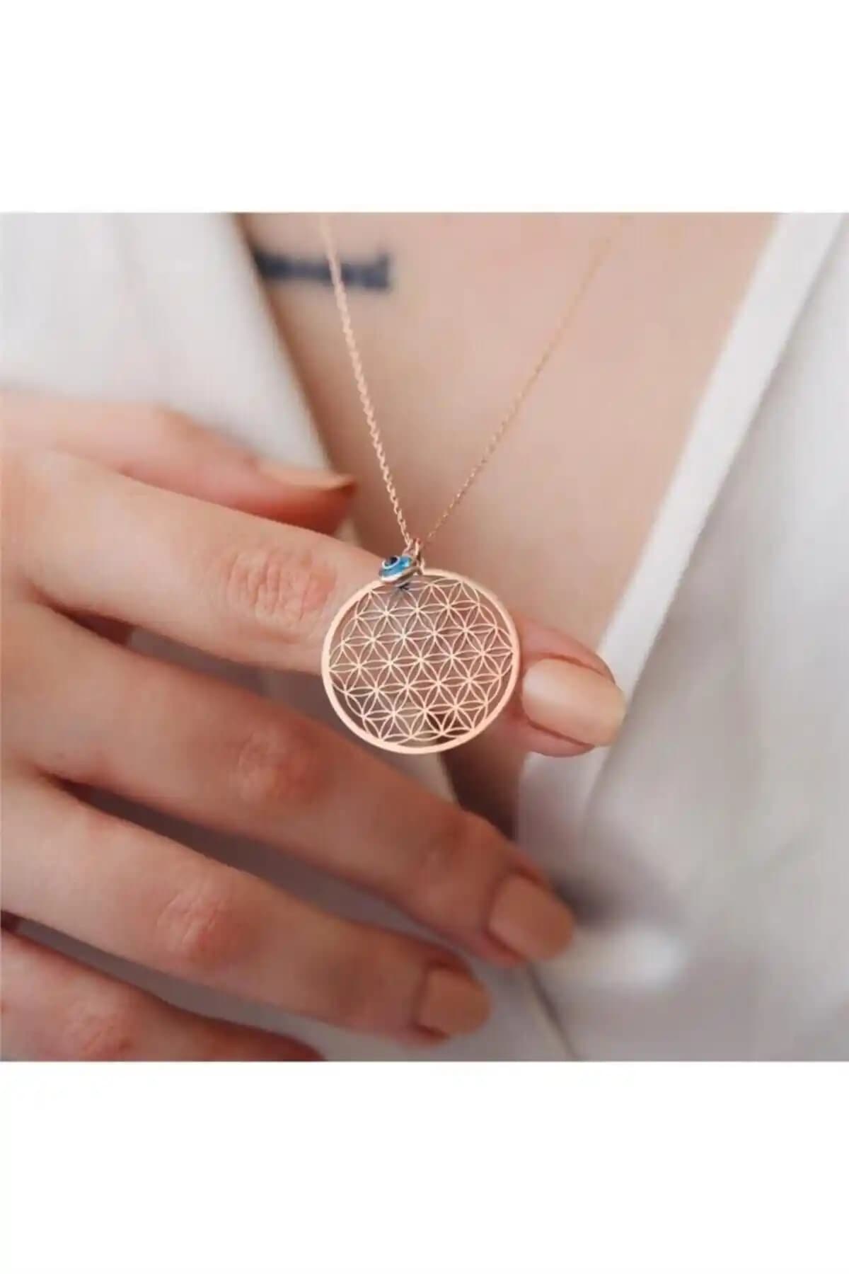 Minamis ve So Chic yaşam çiçeği kolyeleri karşılaştırması, detaylı özellikler ve kullanıcı yorumlarıyla analiz