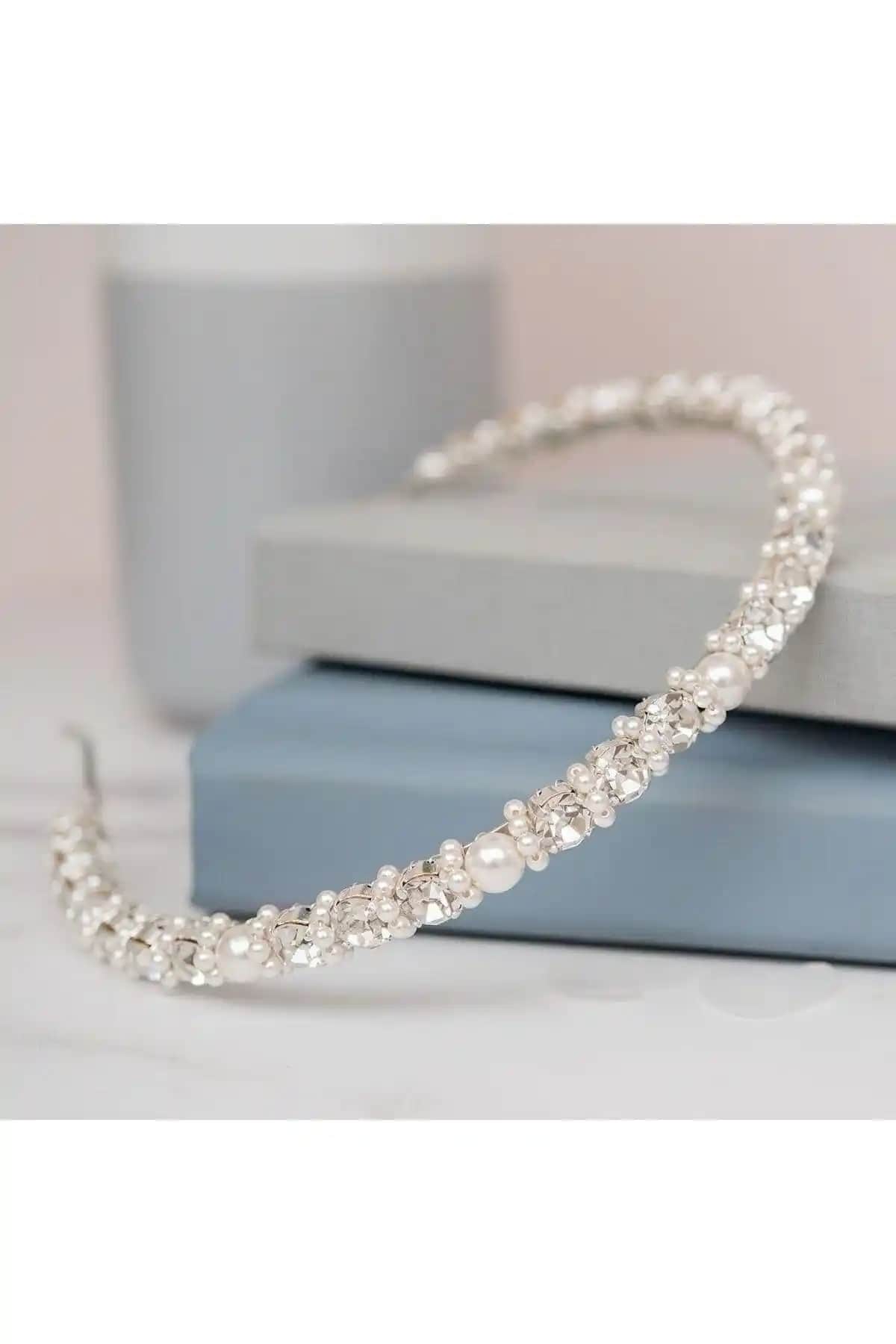 Modernist Gümsü İncili ve Zirkon Taşlı Gelin Tacı ile Incili Lastik Toka Karşılaştırması