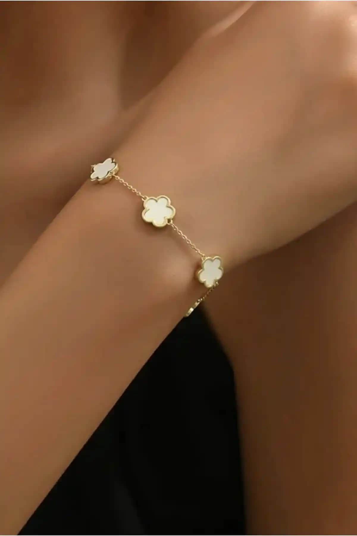 Monalisatoka ve PEARLESS LOVE Bileklikleri Karşılaştırması: Hangi Aksesuar Daha Uygun