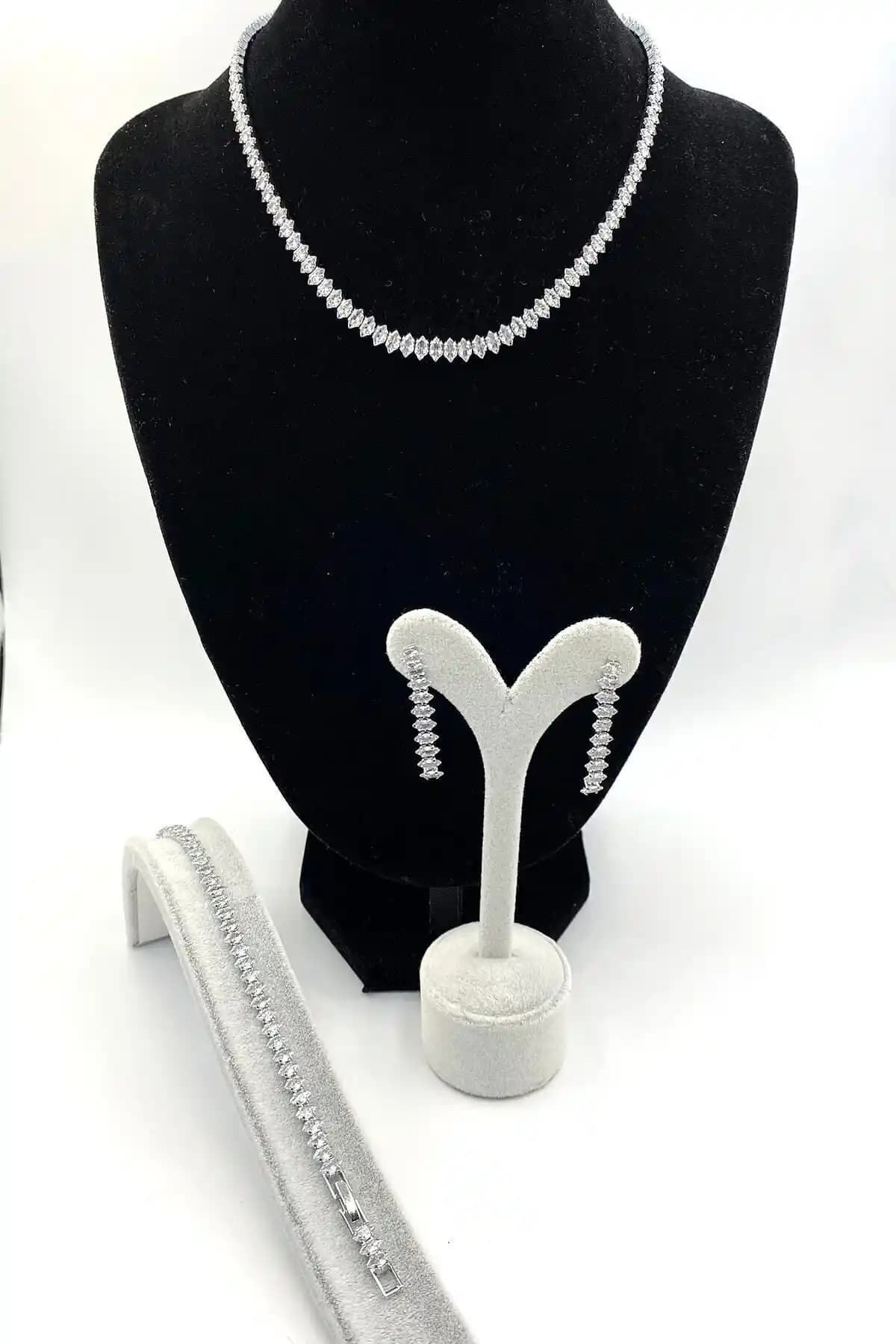 Mossmour ve Söğütlü Silver Gümüş Takı Setleri Karşılaştırması: Stil ve Kalite Analizi