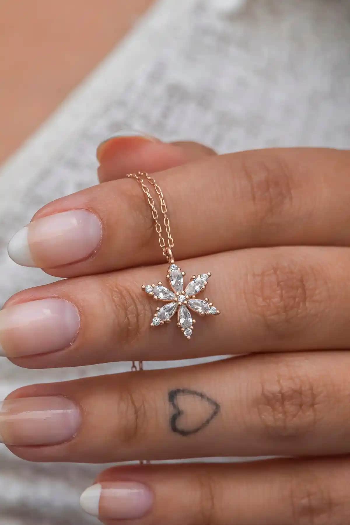 NEREZE 925 Ayar Gümüş Kolye Karşılaştırması: Zarif ve Şık Takılar Hakkında Bilmeniz Gerekenler