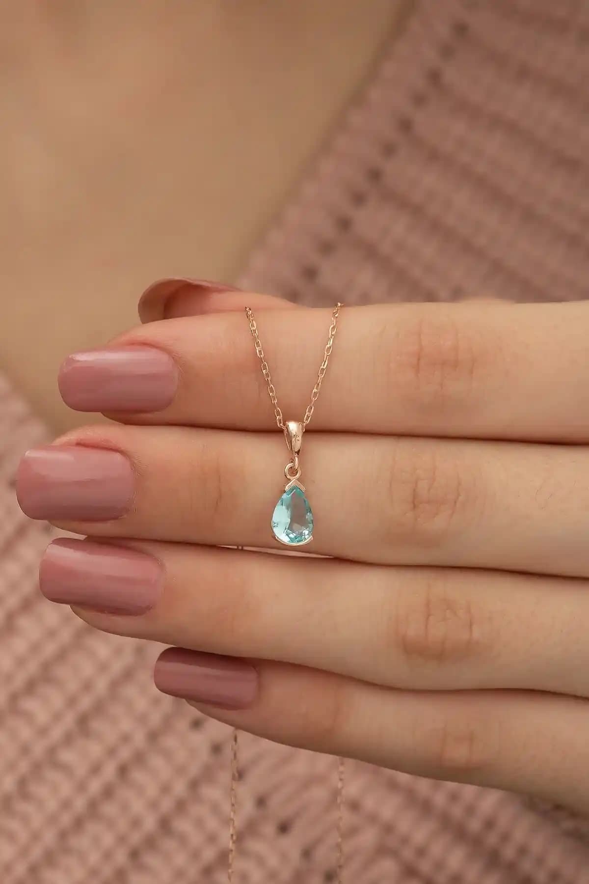 NEREZE Kolye Karşılaştırması: Aquamarin ve Topaz Taşlı Modern Tasarımlar