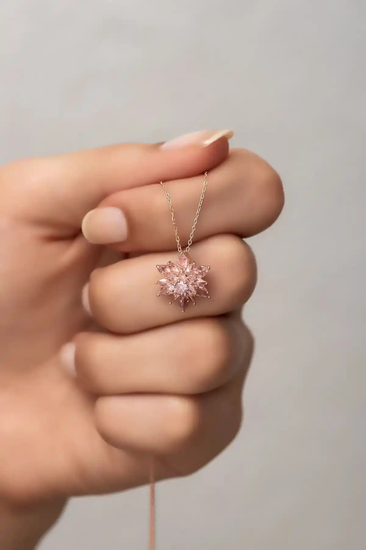 NEREZE ve Silvano Jewelry Pembe Lotus Kolye Karşılaştırması: Hangi Model Daha Uygun?