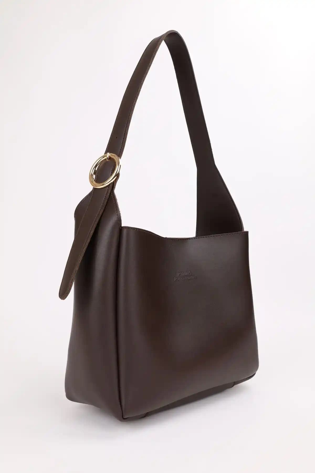 Nothing Kadın Çantaları Karşılaştırması: Gold Tokalı ve Siyah Deri Modelleri