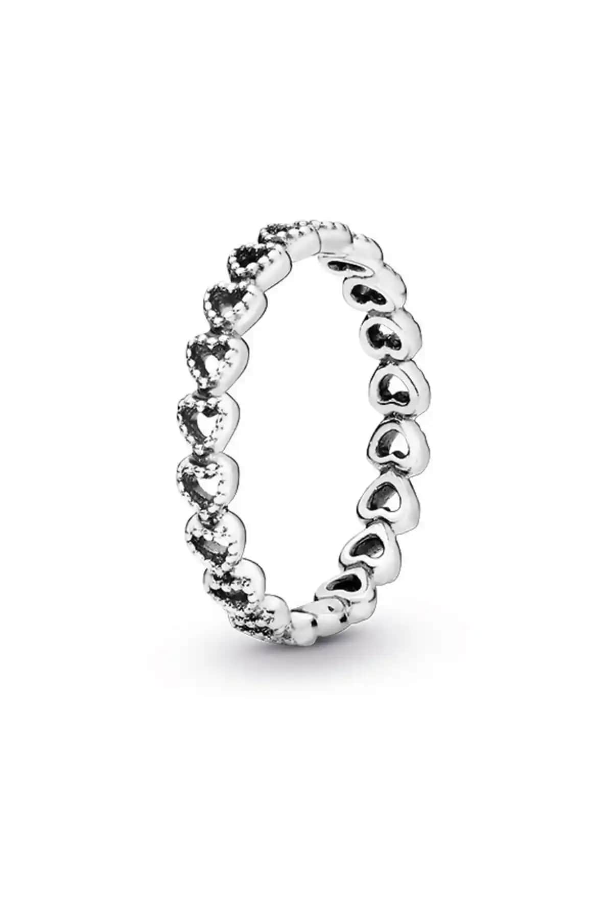 Pandora Yüzükleri Karşılaştırması: Bağlı Kalpler ve Işıltılı Dilek Tasarımları