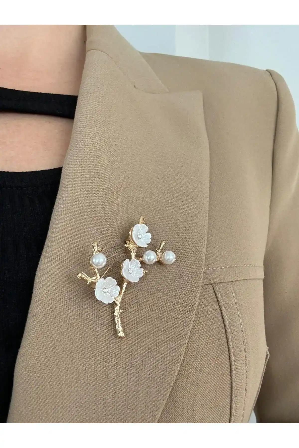 Pelin Aksesuar Broş Karşılaştırması: Beyaz Çiçekli ve Altın Taşlı Modellerin Özellikleri