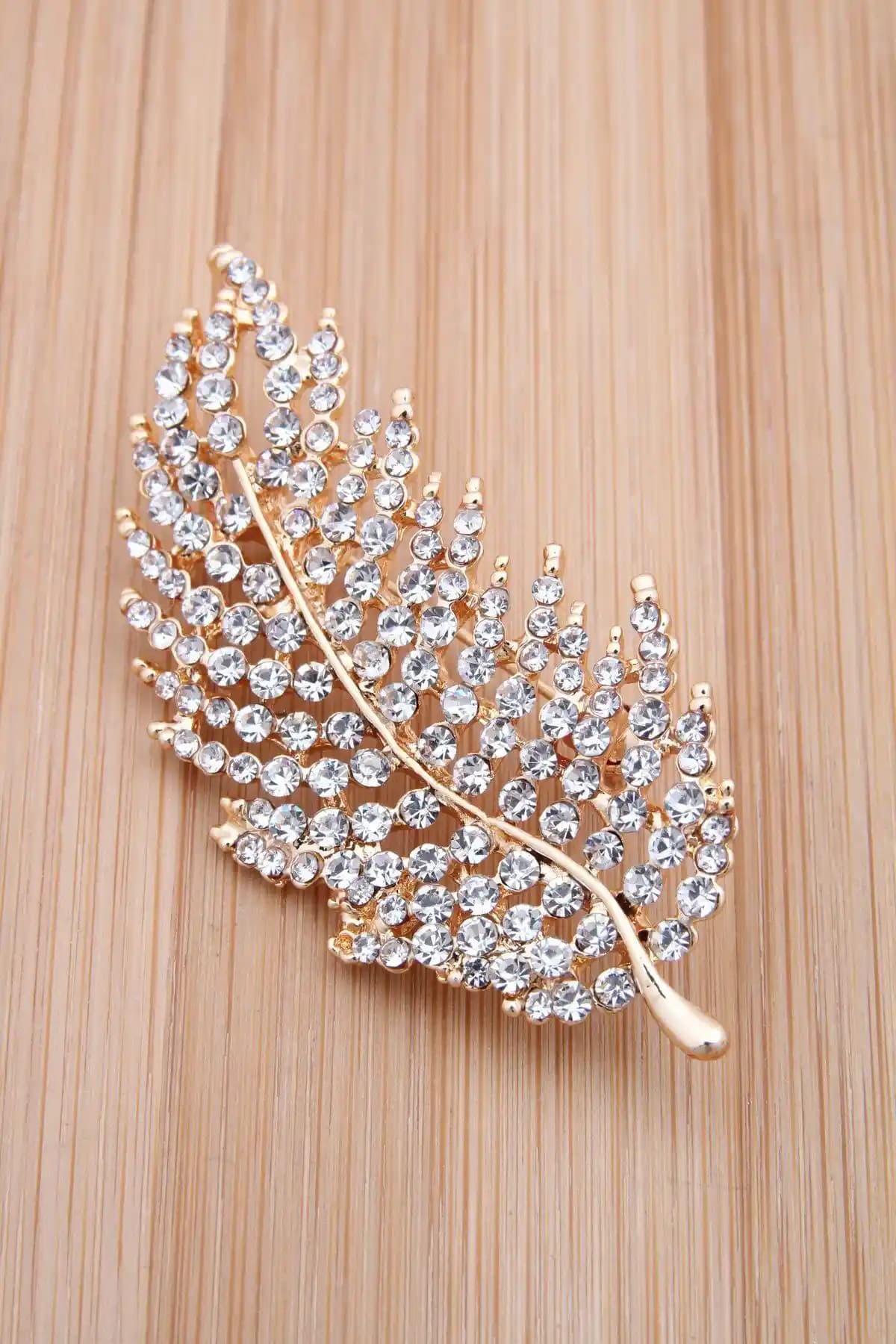 Pelin Aksesuar Broş Karşılaştırması: Gold Taşlı Tüy ve İncili Yaprak Modelleri