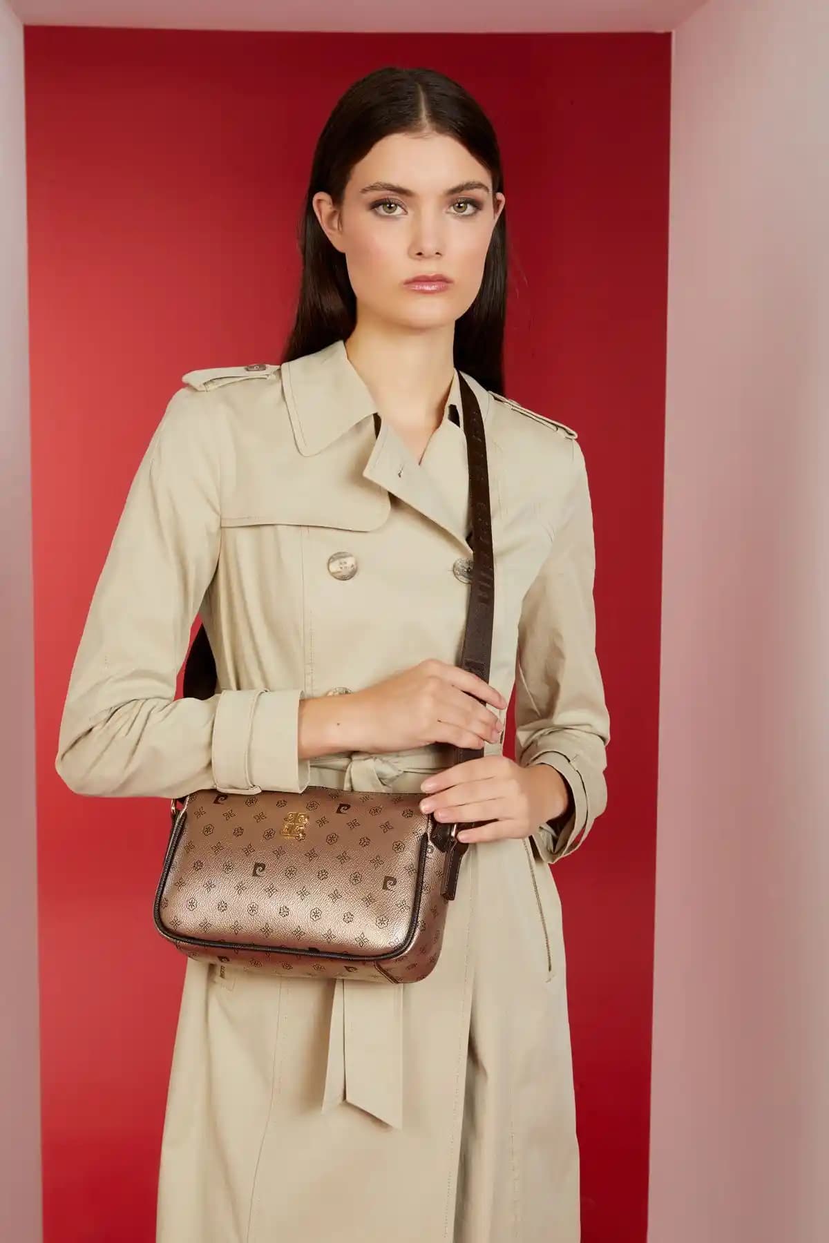 Pierre Cardin Altın Monogram Kadın Omuz Çantası ve Klasik Model Karşılaştırması