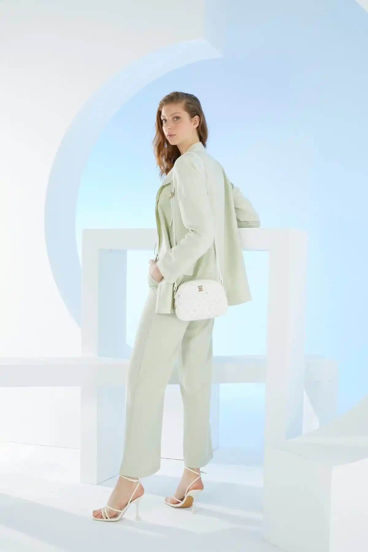 Pierre Cardin Kadın Çantaları Karşılaştırması Beyaz Monogram ve Toprak Renk Modelleri