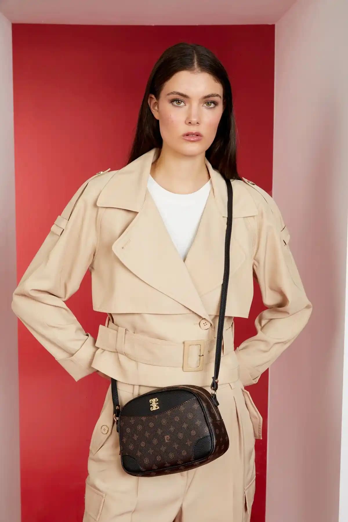 Pierre Cardin Kahve Monogram ve STD Tramlı Alfabe Kadın Omuz Çantası Karşılaştırması