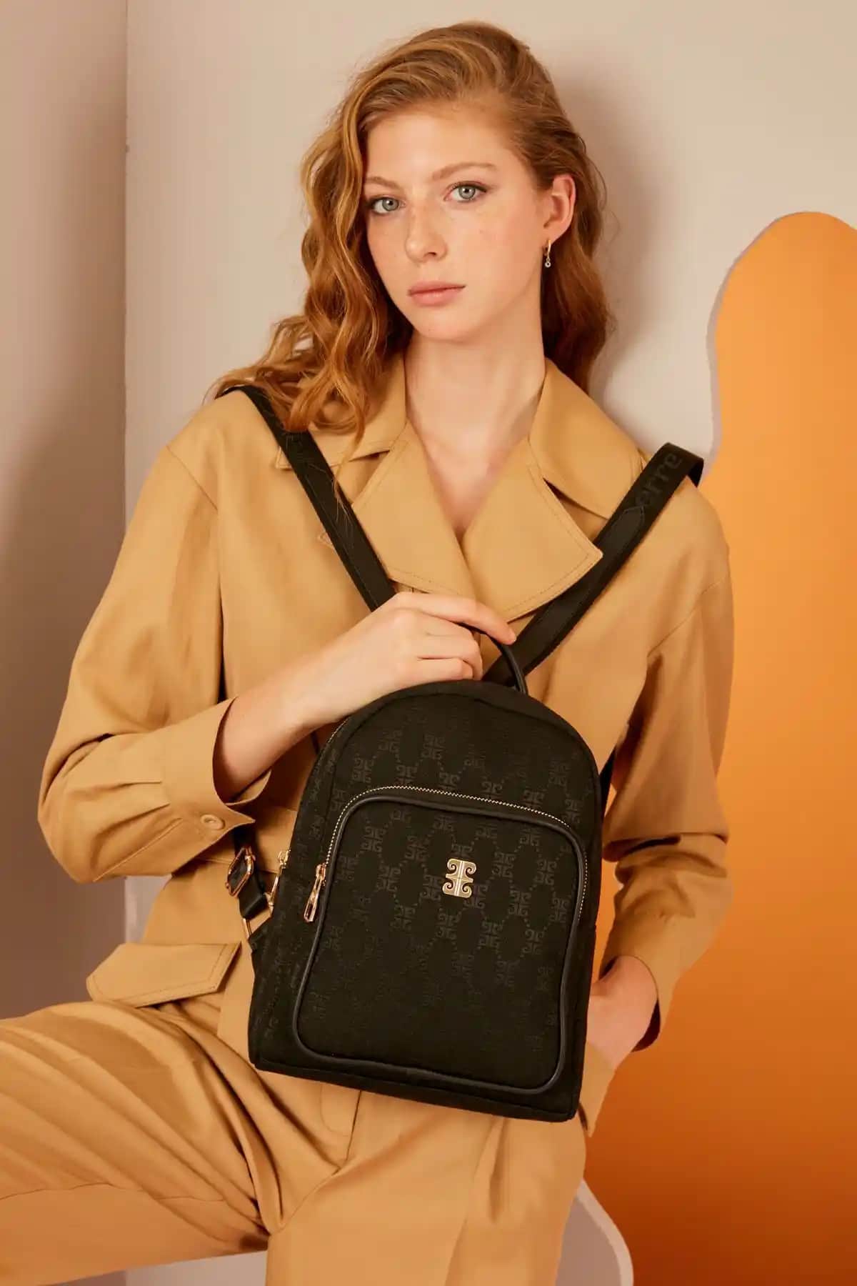 Pierre Cardin Siyah Kadın Sırt Çantası ve Monogram Model Karşılaştırması