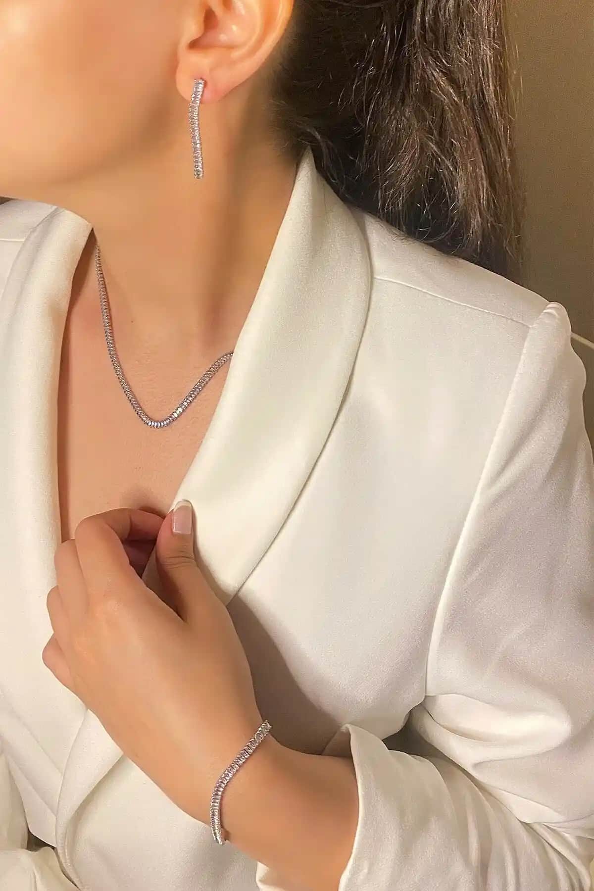 Ressia Takı Setleri Karşılaştırması: Baget Zirkon ve Gümüş Renkli Setler Analizi