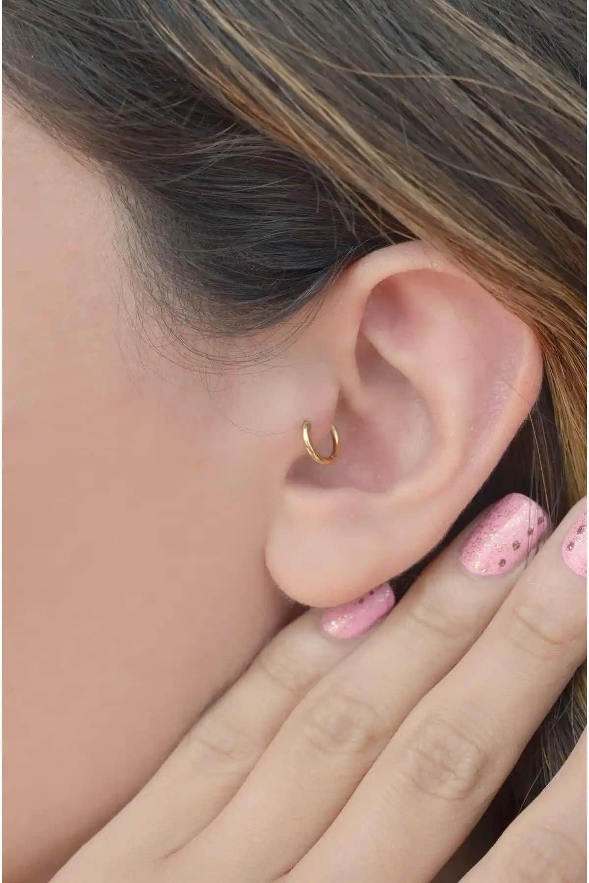 Sacce Düz Çelik ve Gold Kelebek Tragus Piercing Karşılaştırması