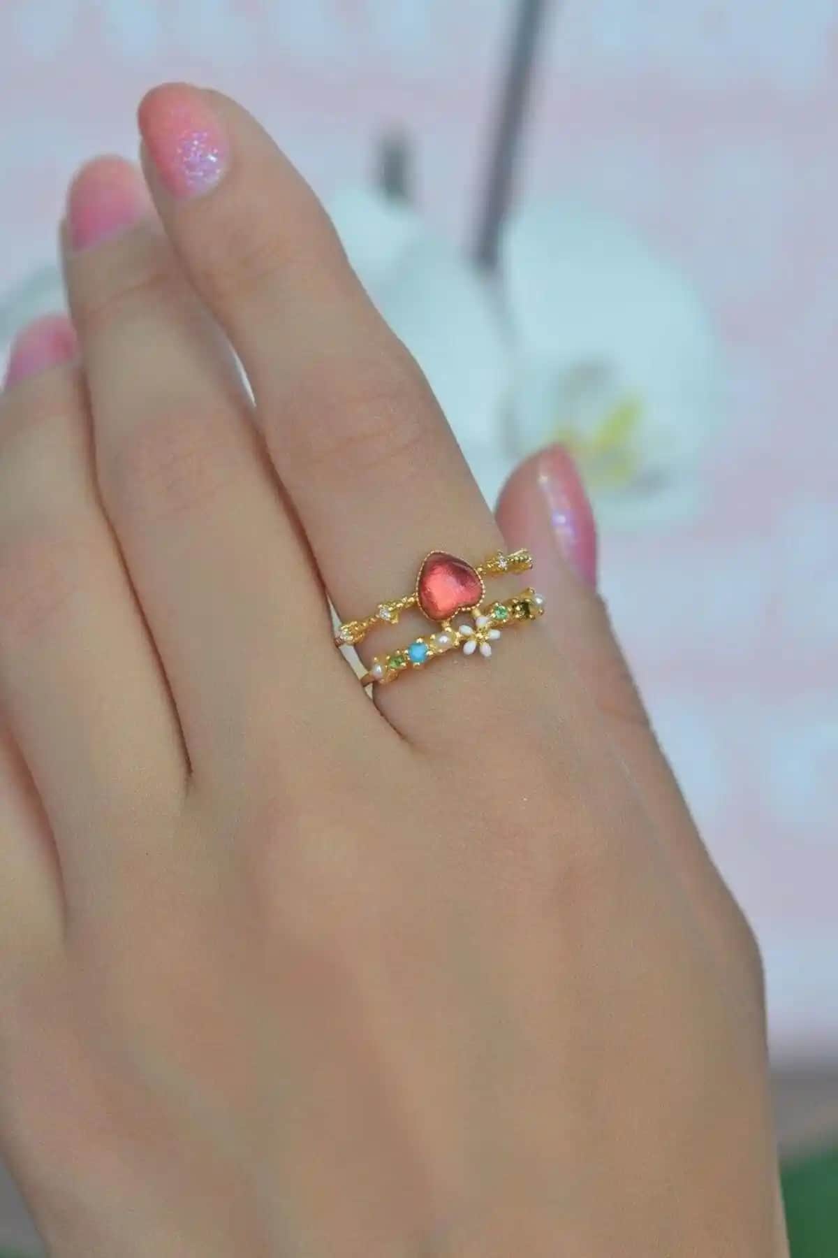 Sacce Renkli Yüzükler Karşılaştırması Modern ve Feminen Tasarımlar Hakkında Bilgi