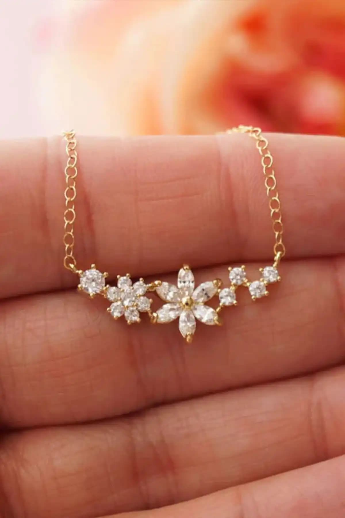 Sahira Jewelry Kolye Karşılaştırması: Beyaz Unutma Beni ve Renkli Taşlı Orkide Modelleri 1