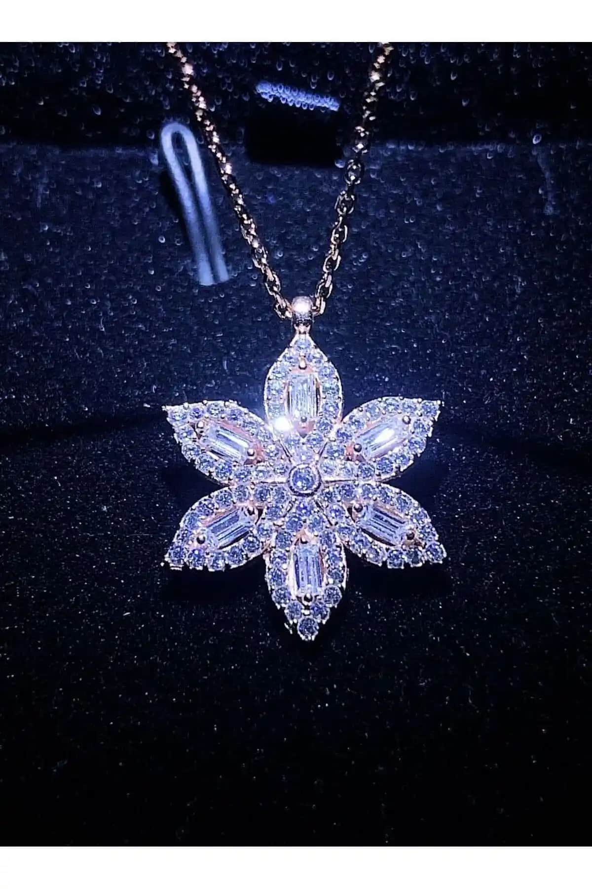 SARIASLAN Işıklı ve Starlight Diamond Kolye Karşılaştırması: Tasarım ve Malzeme Özellikleri