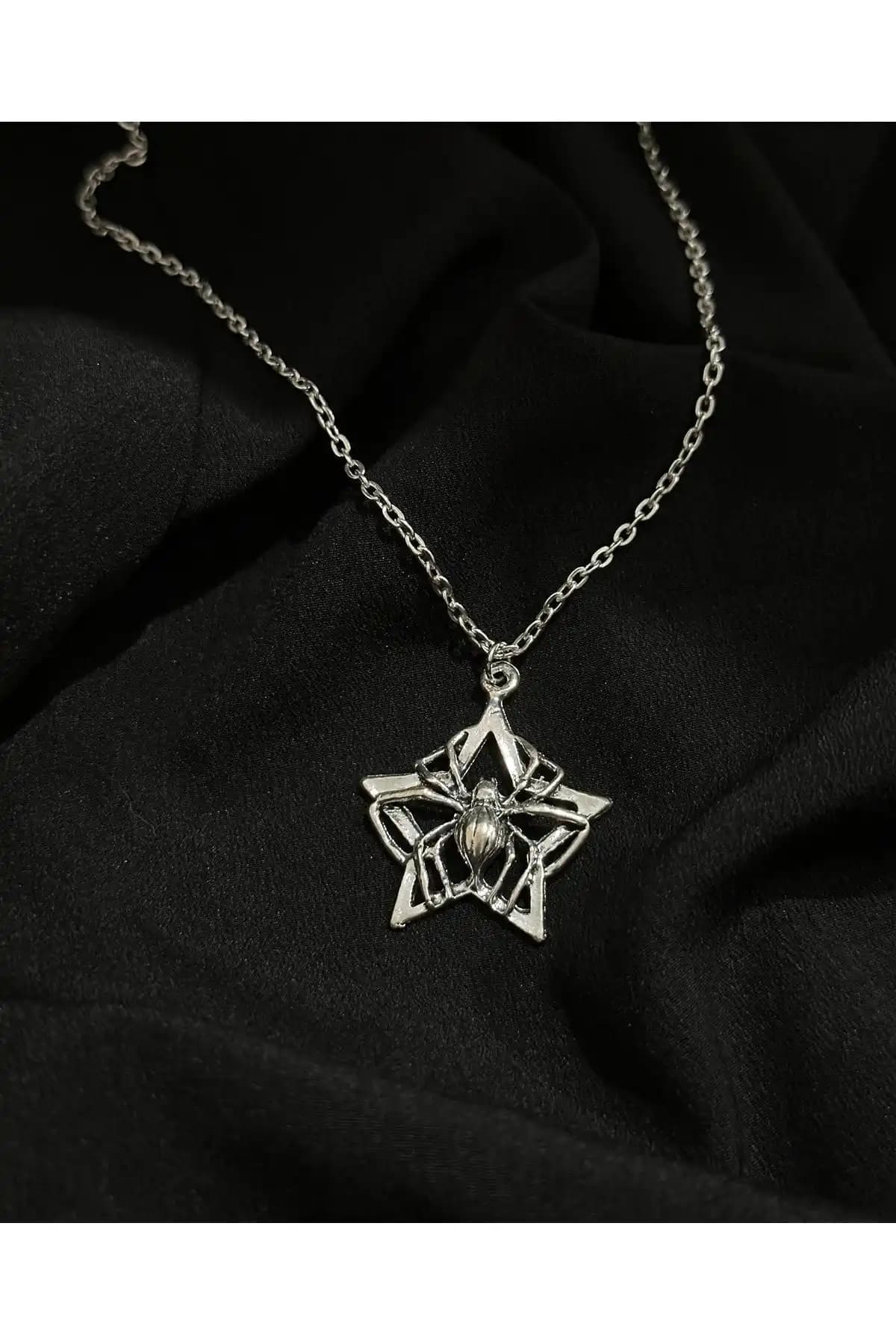 Sleyshop'un Gotik Kırmızı Haç ve Yıldız Örümcek Kolye Karşılaştırması 2