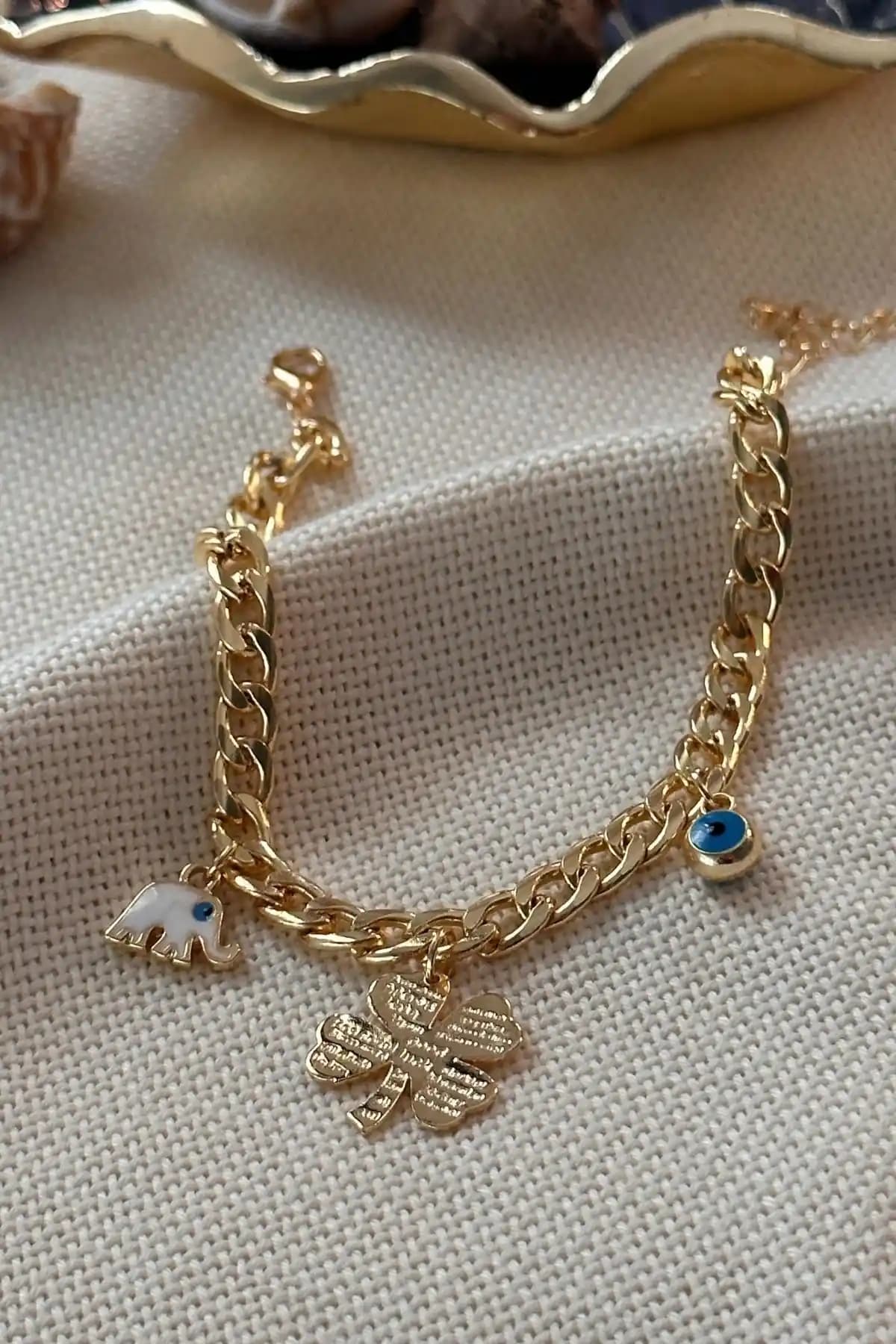 Trendy Butik Bileklik Karşılaştırması: Nazar ve Yılz Modellerinin Özellikleri