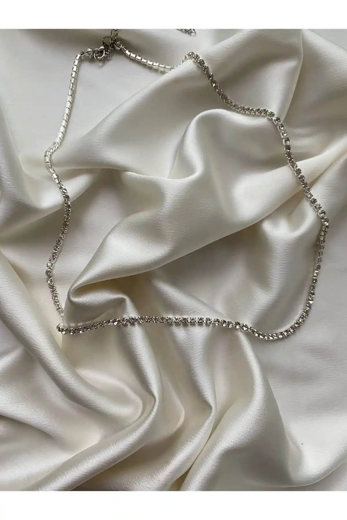 Vücut Aksesuarları Karşılaştırması: Göbek Zinciri ve Kristal Taşlı Altın Renkli Takı